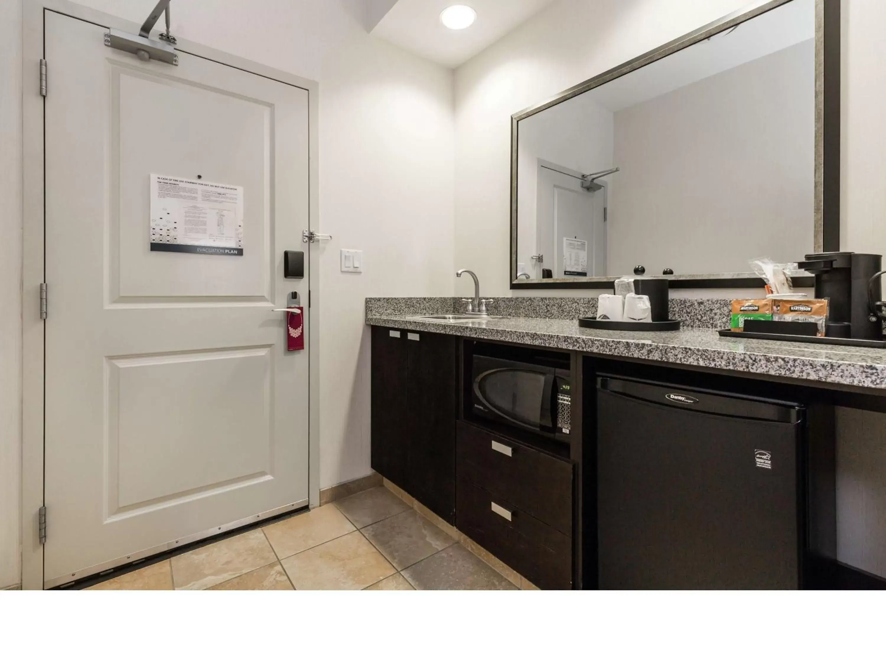 Kitchen or kitchenette, Bathroom in Hampton Inn & Suites by Hilton Lethbridge