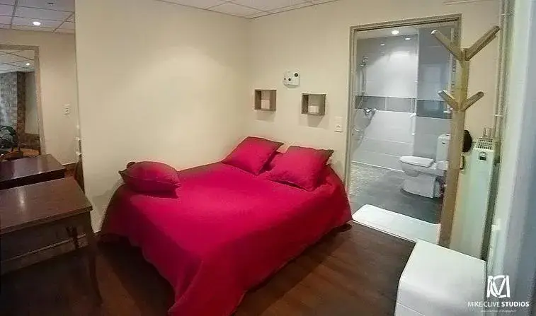 Bathroom, Bed in Hotel Jarry Confort