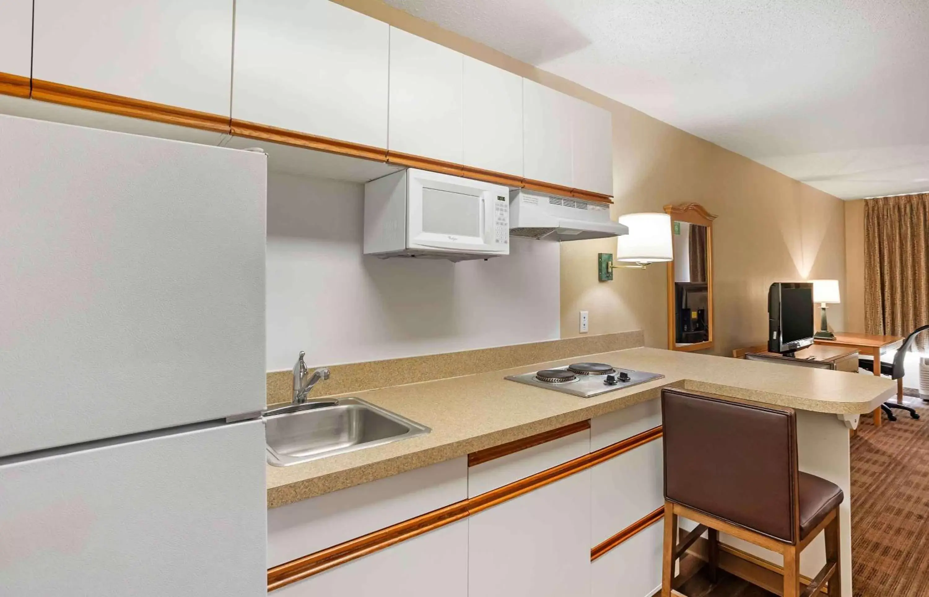 Bedroom, Kitchen/Kitchenette in Extended Stay America Suites - Philadelphia - Horsham - Dresher Rd