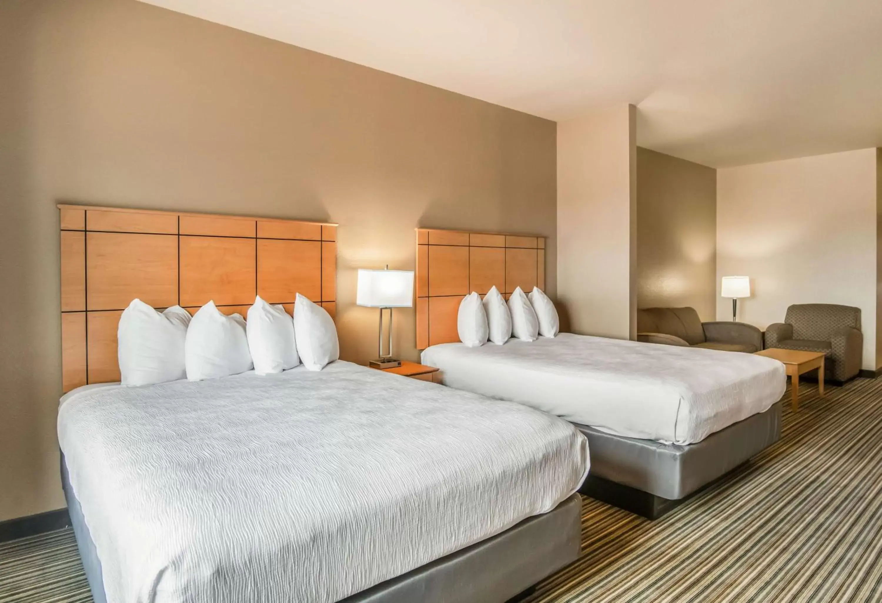 Bedroom, Bed in Best Western Shelby Inn & Suites