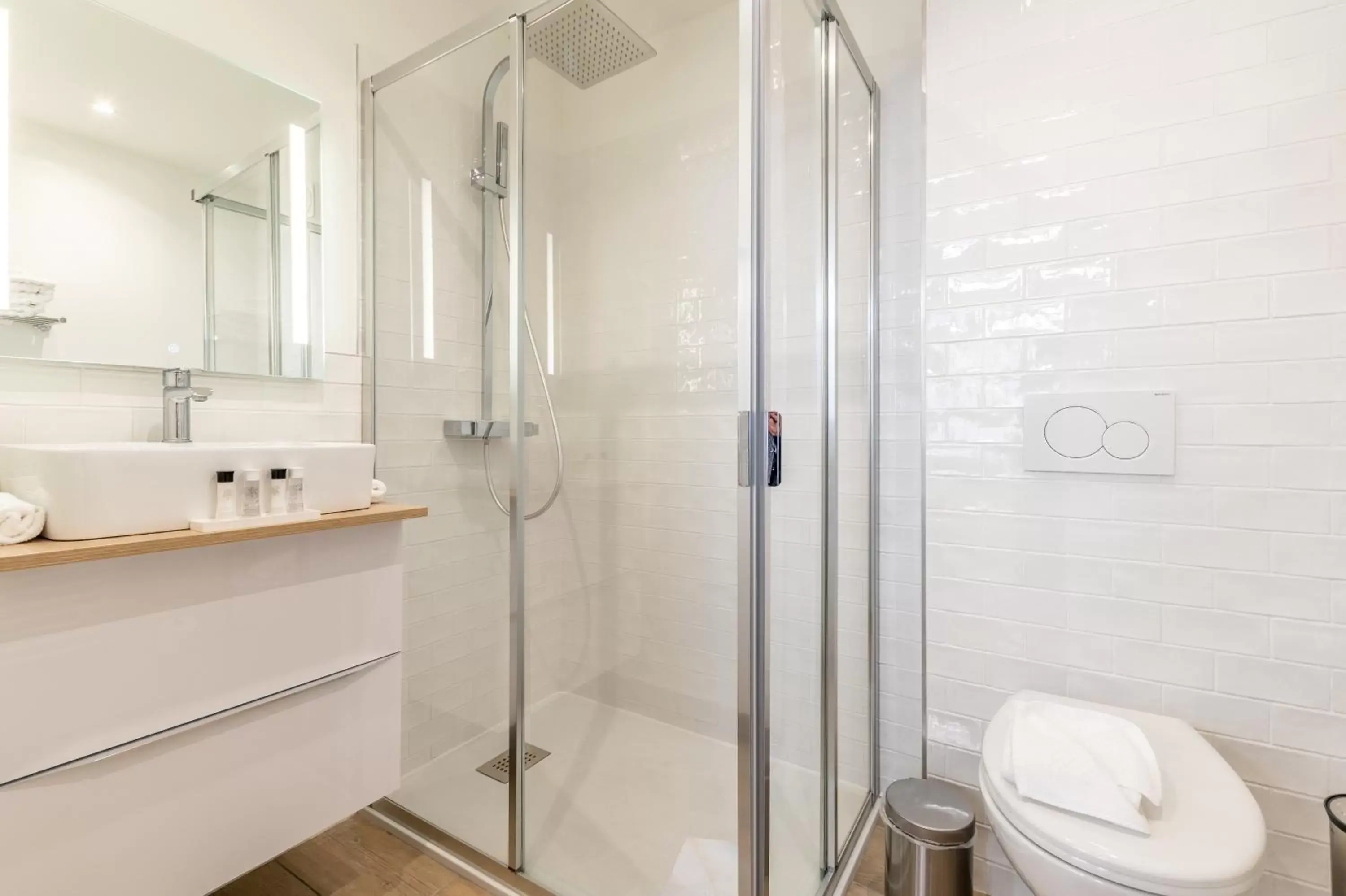 Shower, Bathroom in Hôtel Échappée en Baie - Parking privé gratuit