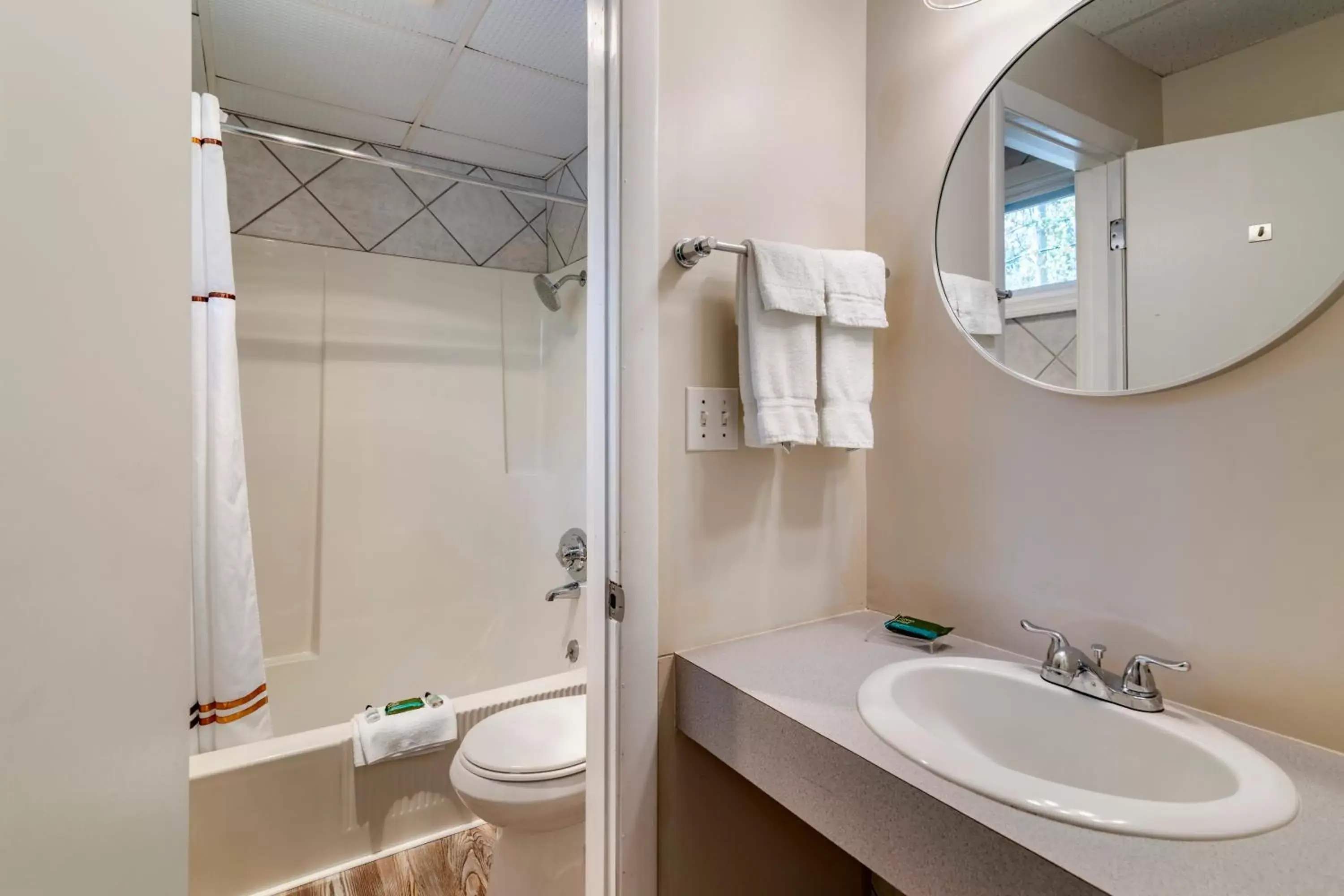 Bathroom in Anchor Inn and Cottages Wells-Ogunquit