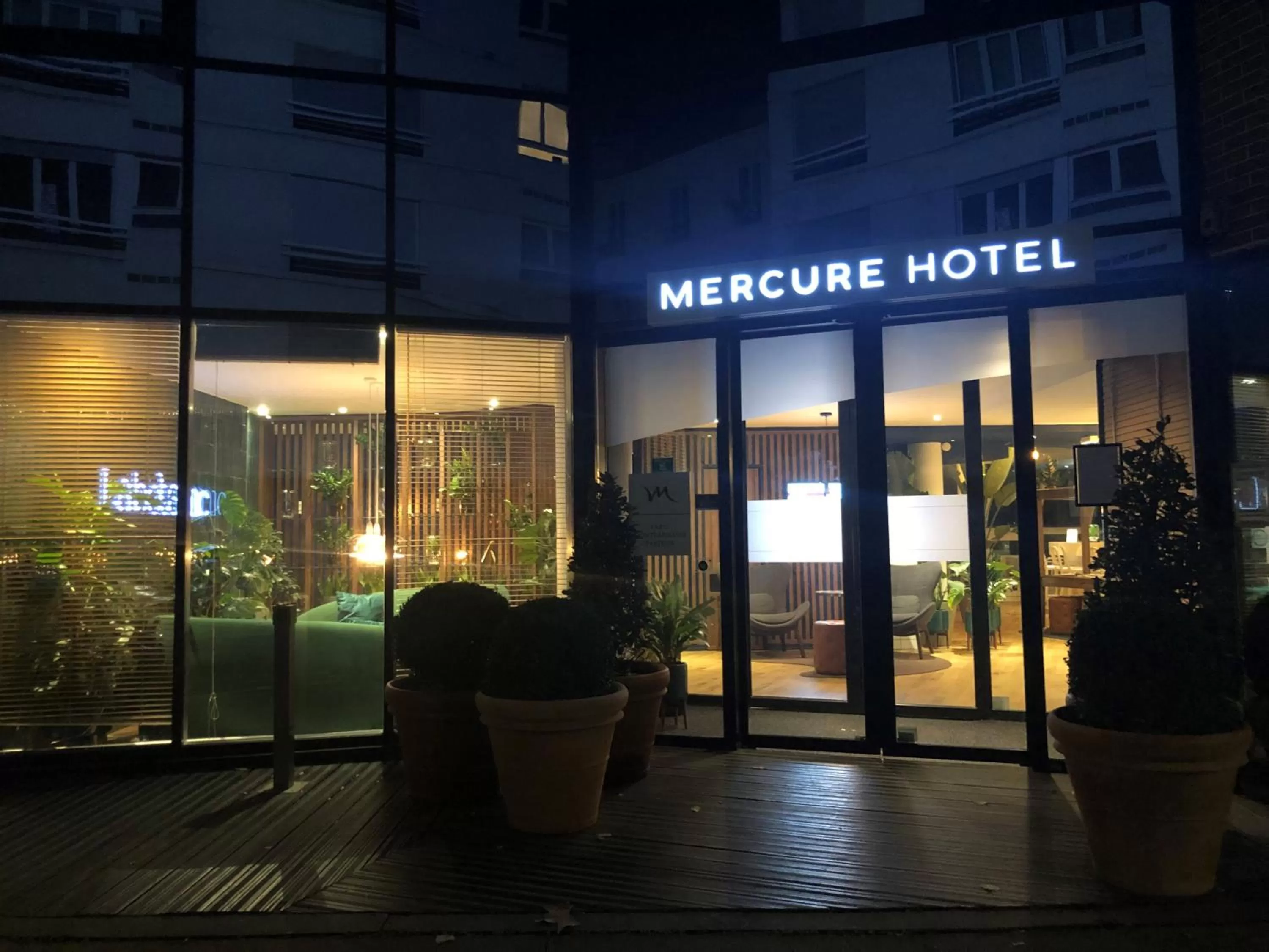 Facade/entrance in Mercure Paris Montparnasse Pasteur