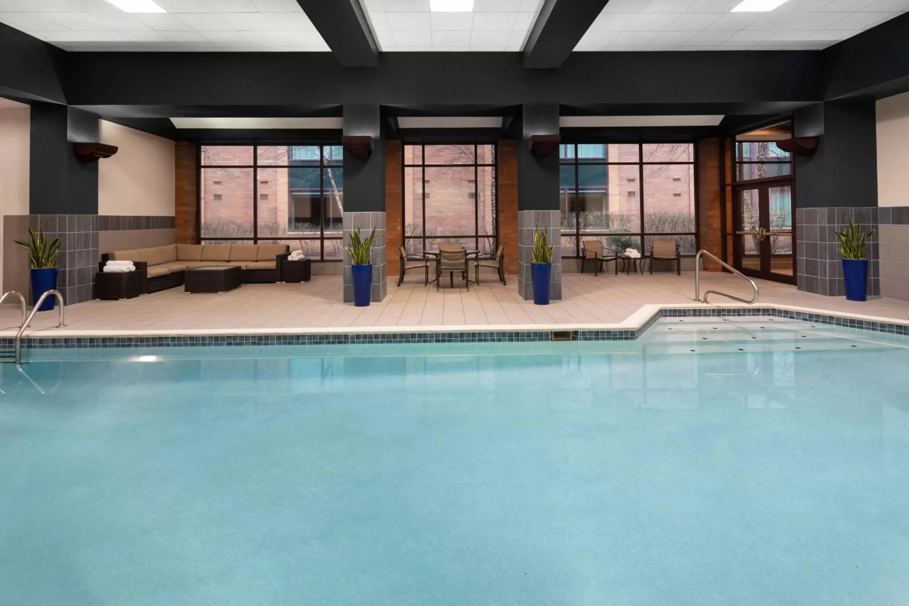 Swimming Pool in Cleveland Marriott East