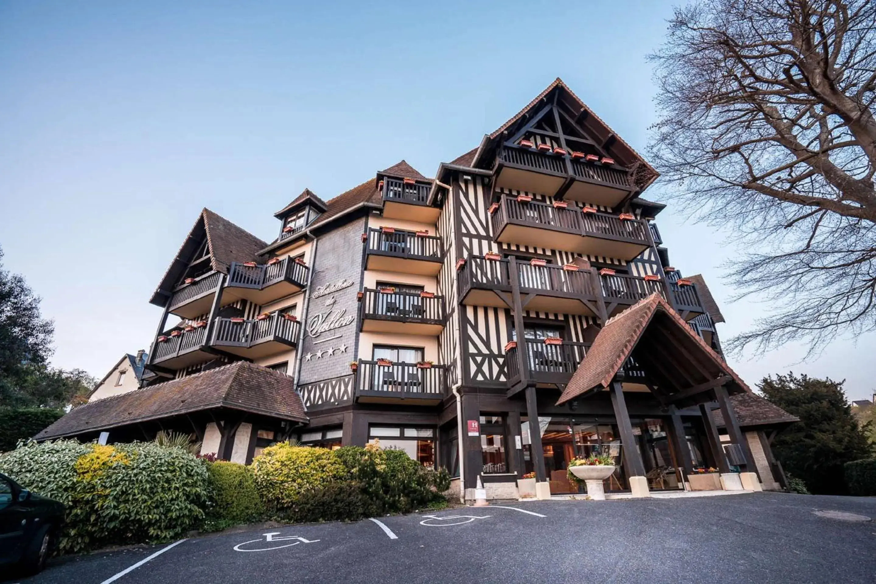 Property building in Best Western Plus Hostellerie Du Vallon Property building in Best Western Plus Hostellerie Du Vallon