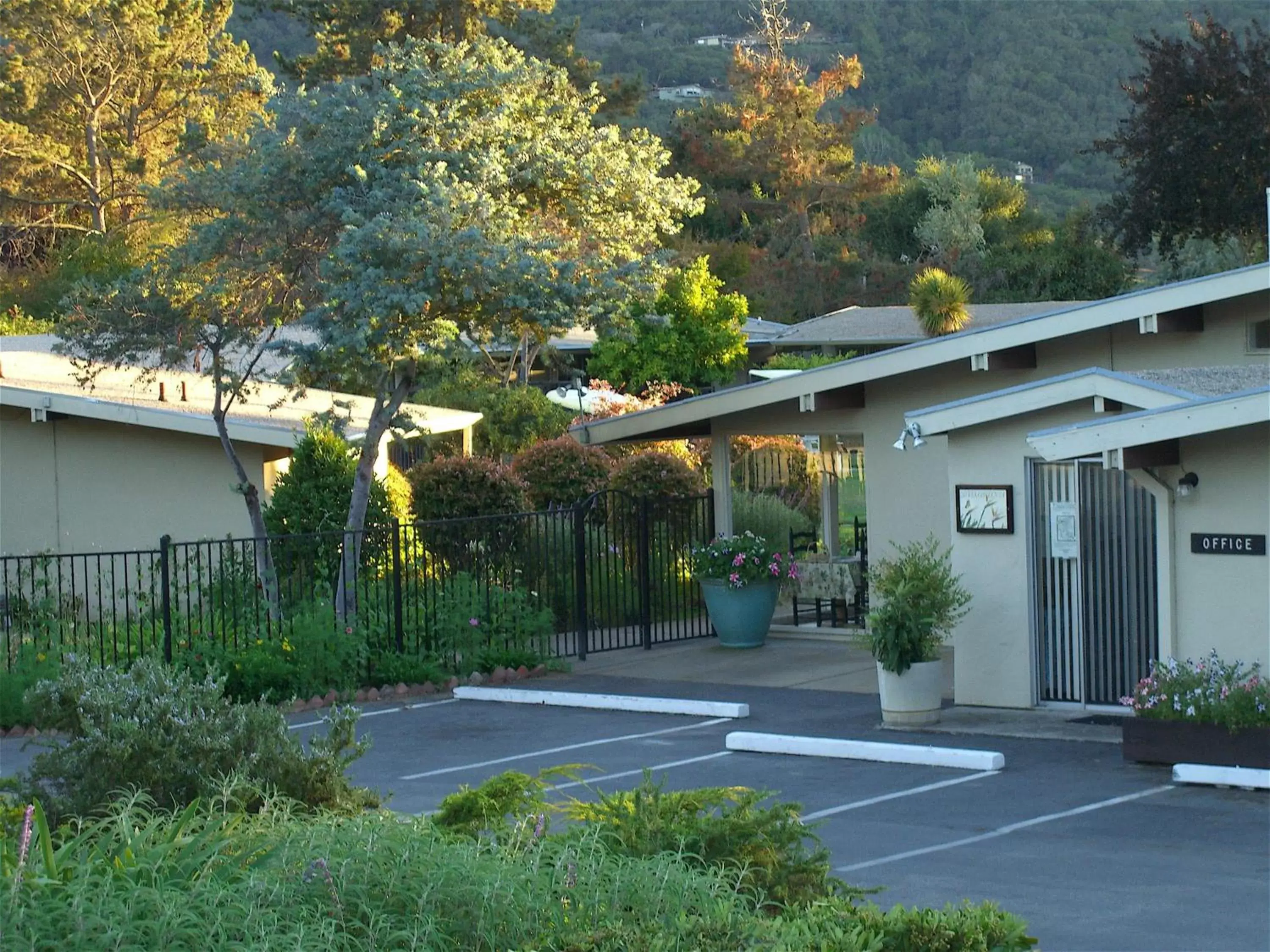 Facade/entrance, Property Building in Contenta Inn