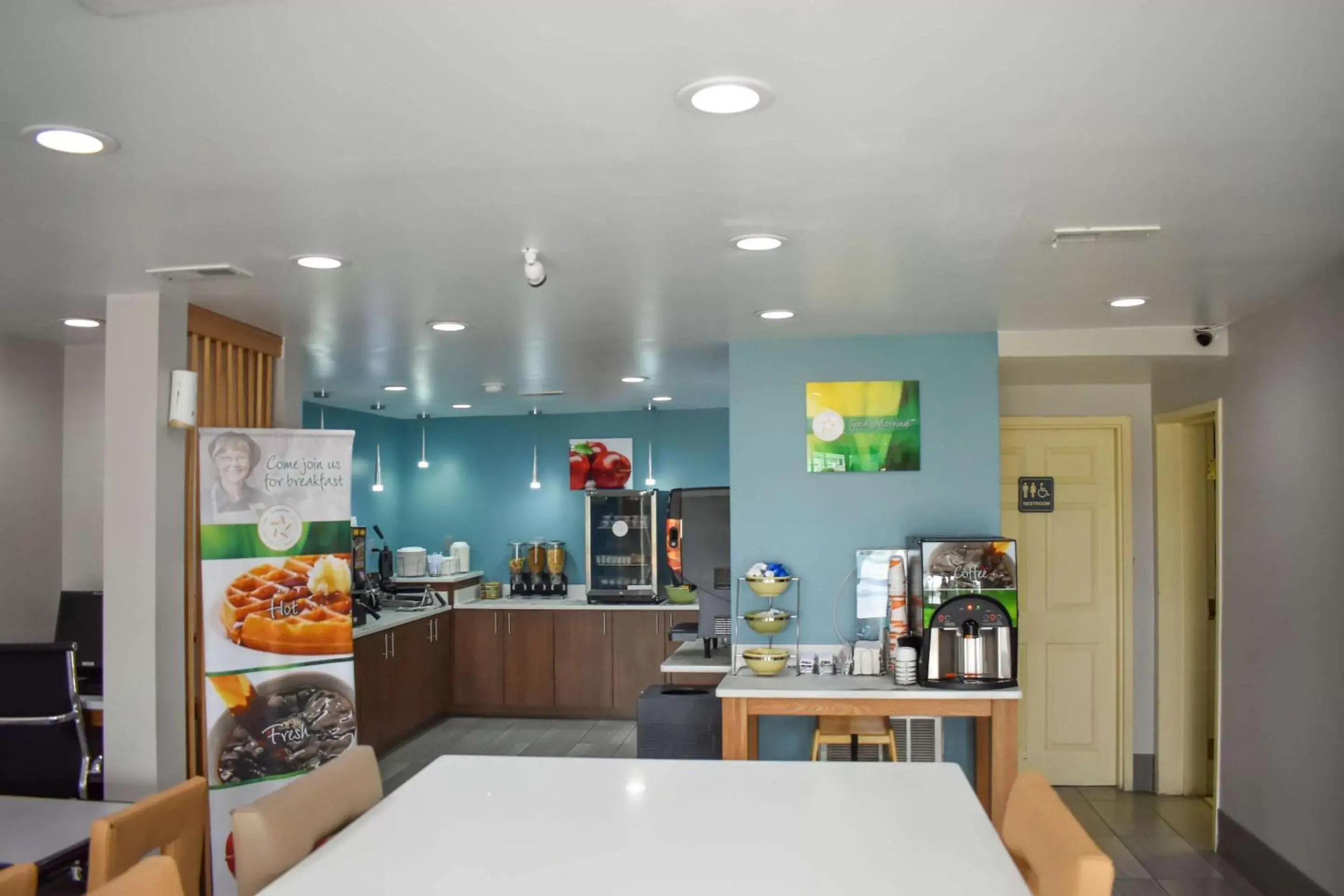 Restaurant/places to eat, Kitchen/Kitchenette in Quality Inn Calhoun North I-75