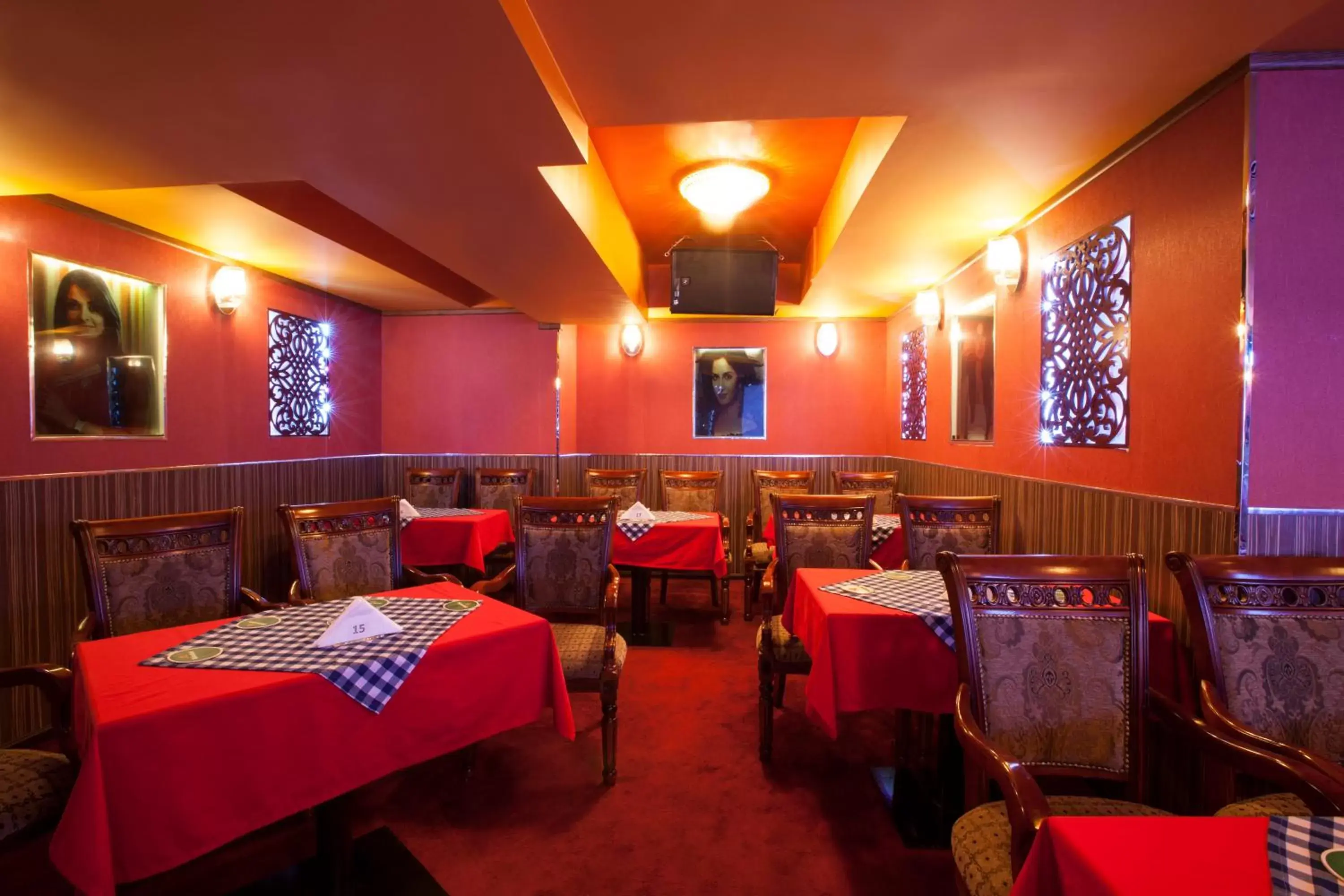Nightclub / DJ, Restaurant/Places to Eat in Al Sarab Hotel