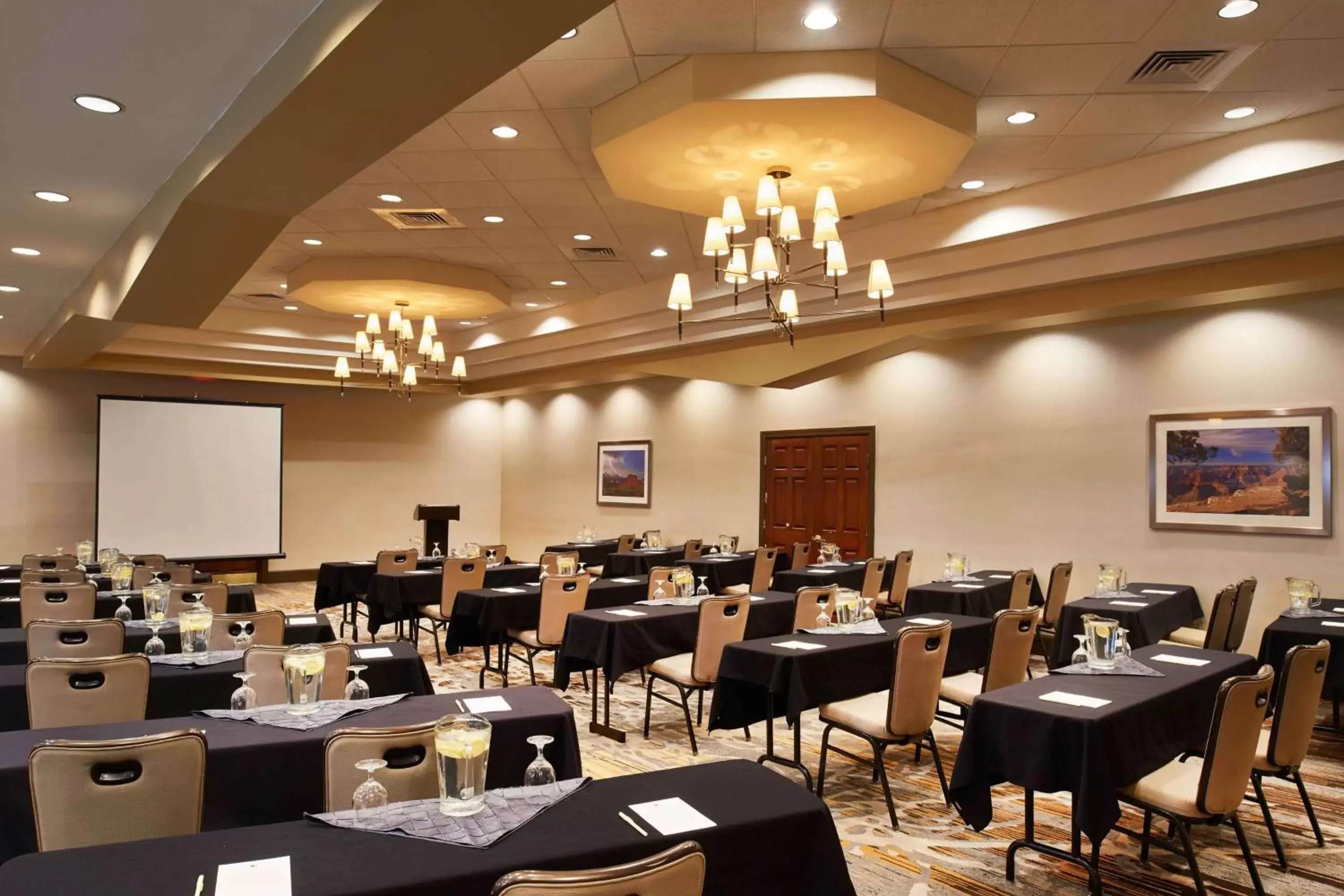 Meeting/conference room, Restaurant/Places to Eat in DoubleTree by Hilton Hotel Flagstaff