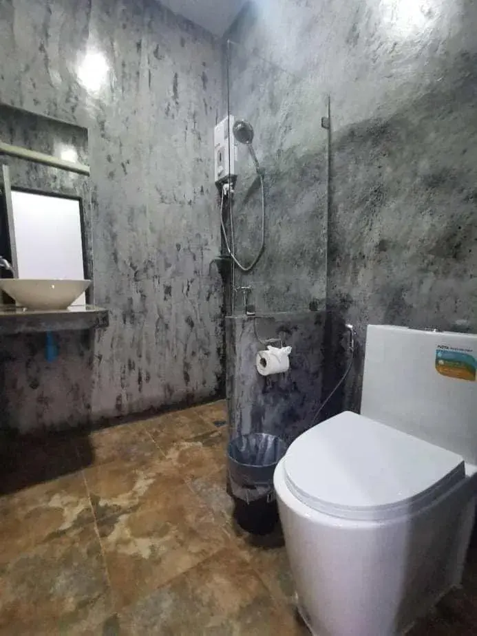 Bathroom in Lanta Long Beach Hostels