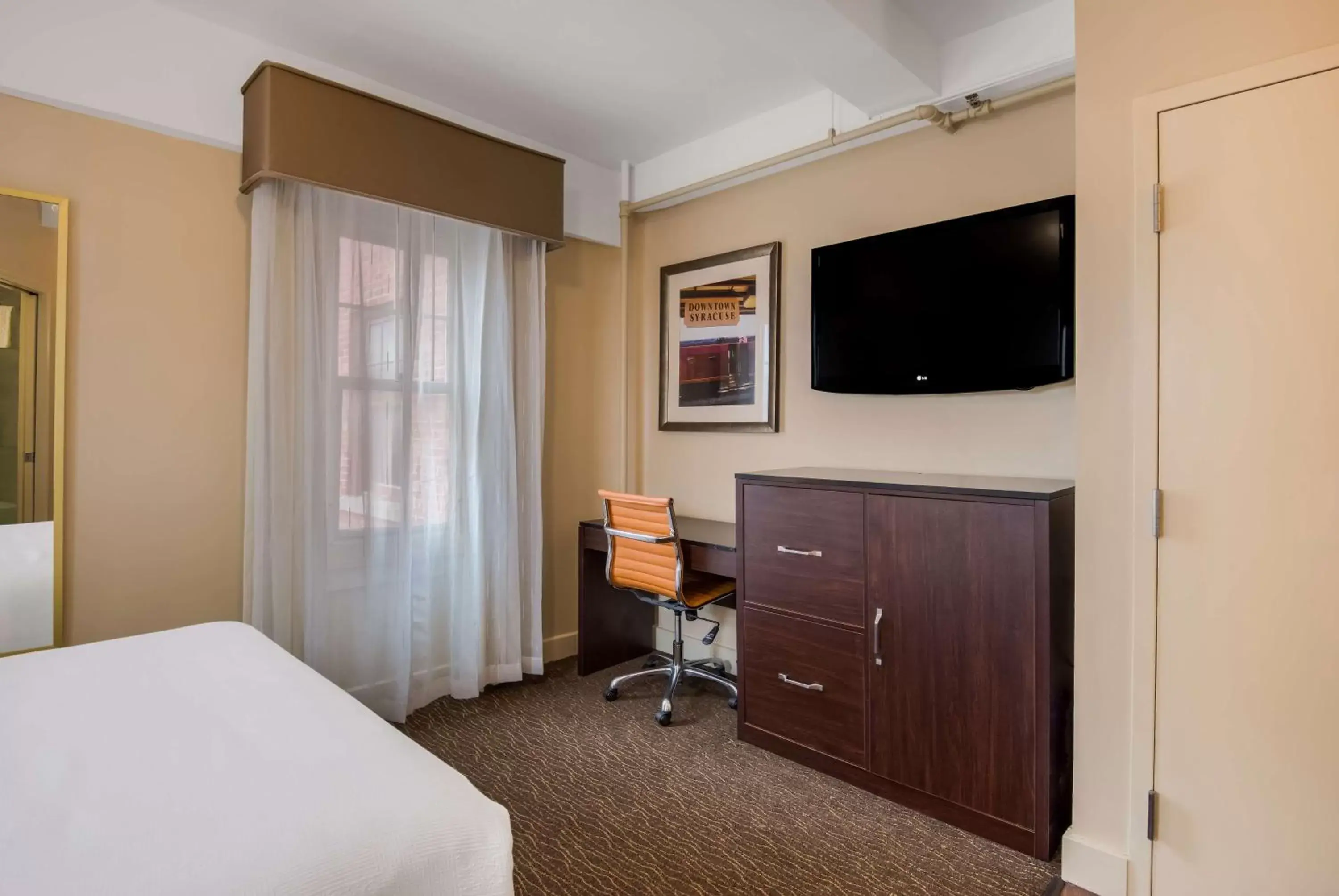 Bedroom, TV/Entertainment Center in Best Western Syracuse Downtown Hotel and Suites