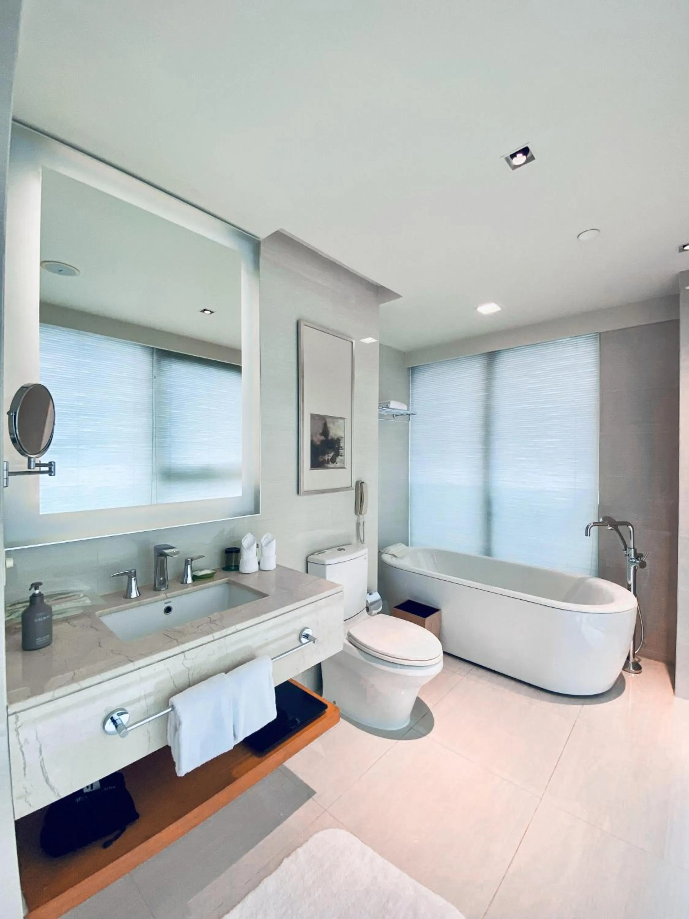 Toilet in Junluxe Hotel Guangzhou Science City-Free Shuttle Bus Service to Guangzhou Canton Fair