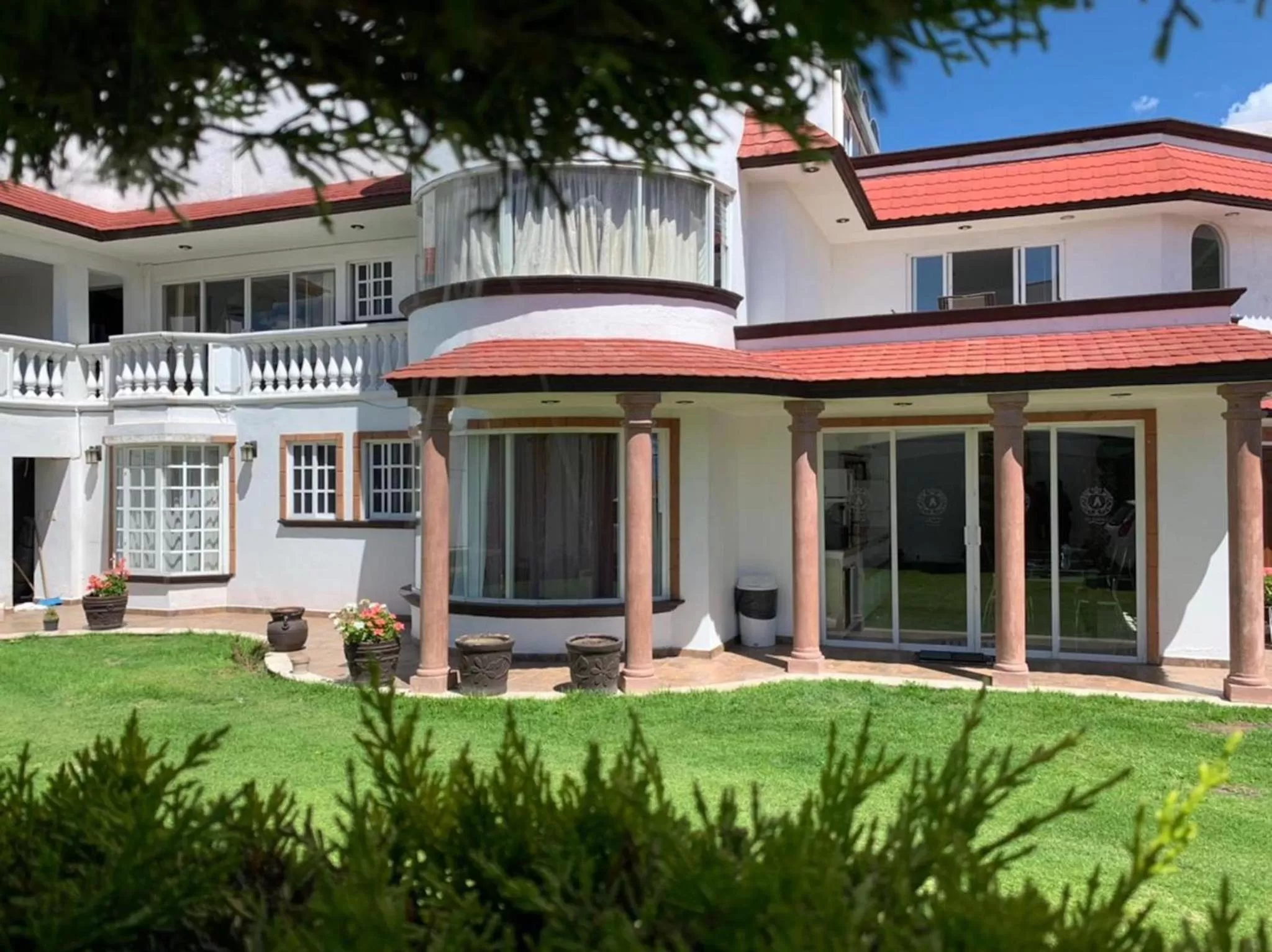 Property building in La Aurora Hotel Like Home