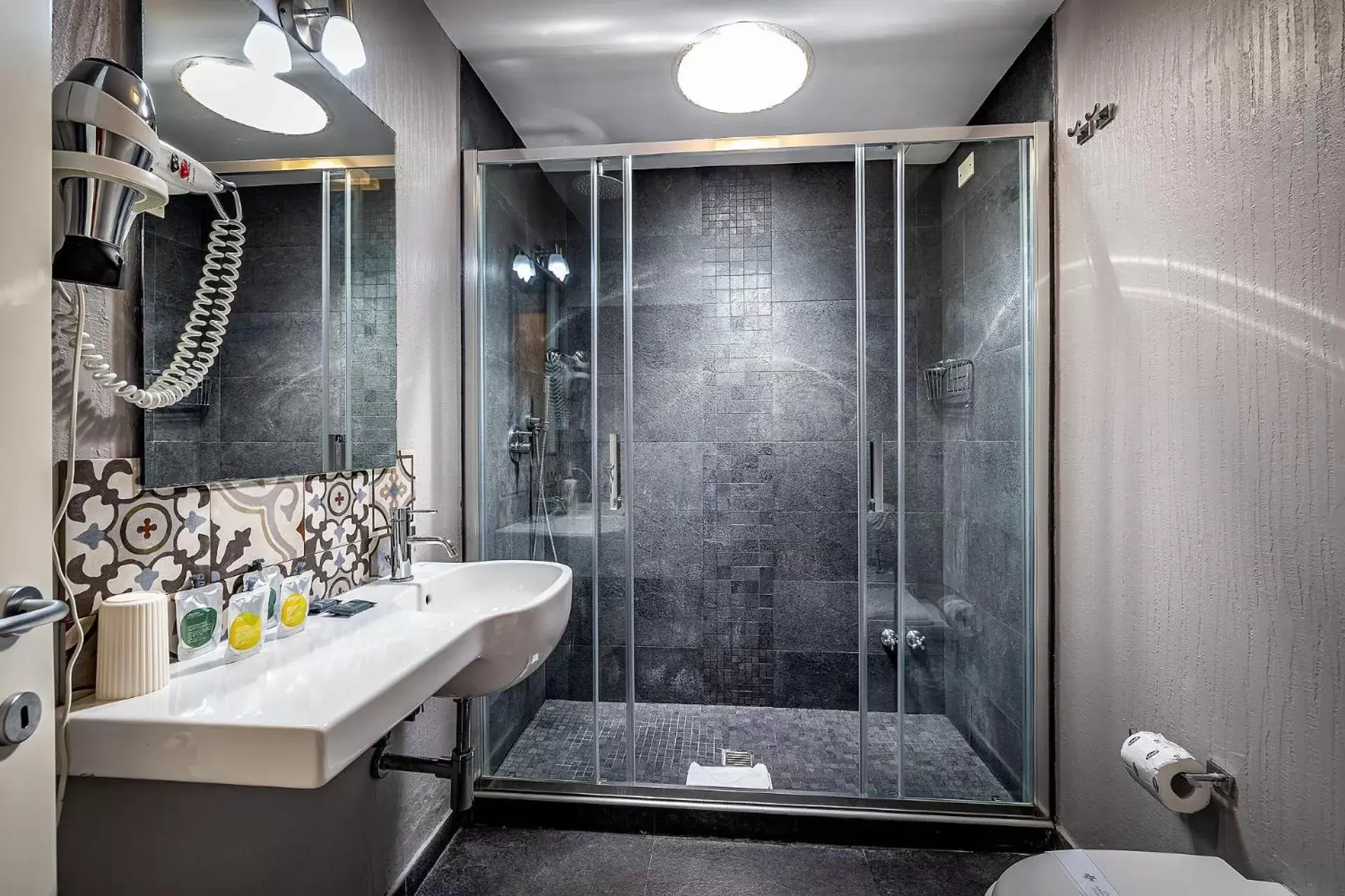Shower, Bathroom in Martelli 6 Suite & Apartments