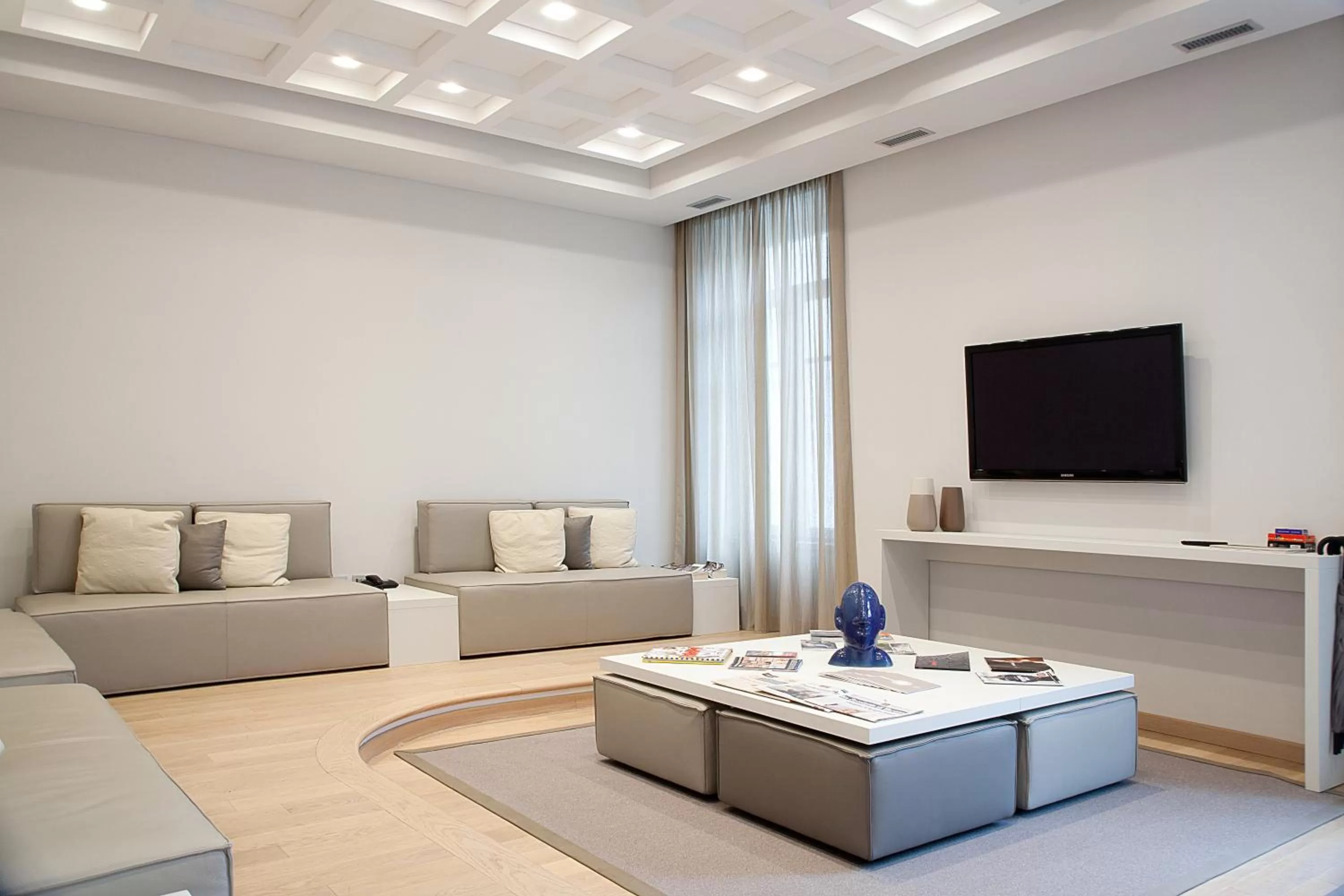 Communal lounge/ TV room in Hotel Di Varese