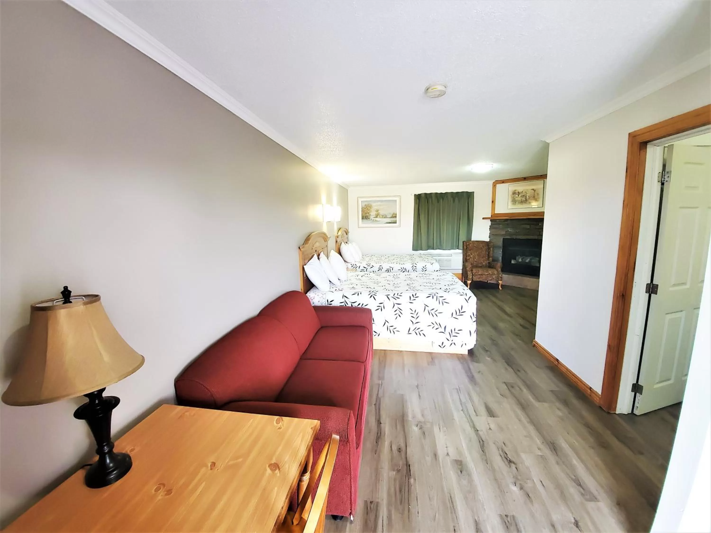 Living room in Knights Inn Colonial Fireside Inn