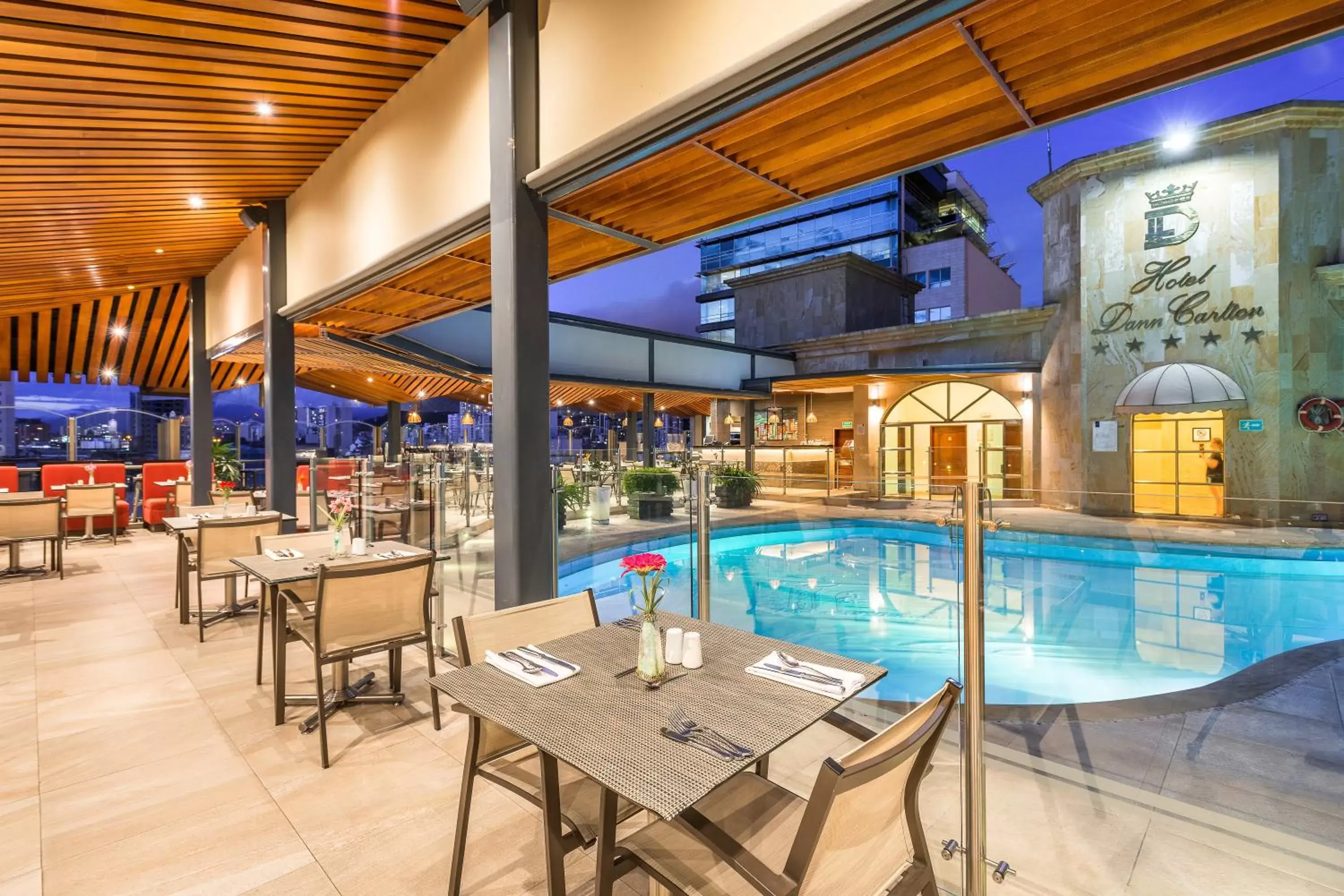 Restaurant/places to eat, Swimming Pool in Hotel Dann Carlton Bucaramanga