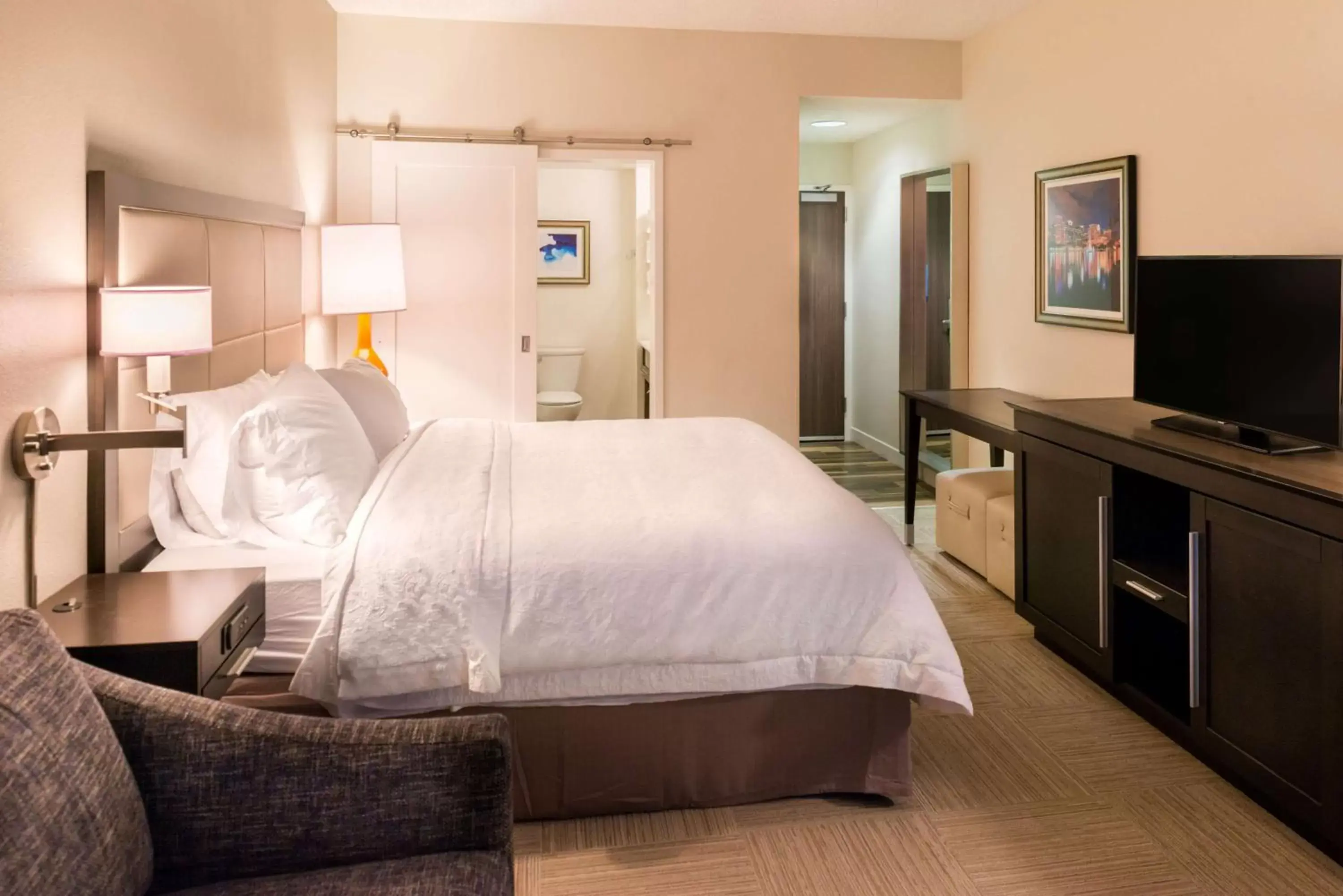 Bed in Hampton Inn & Suites Orlando-East UCF