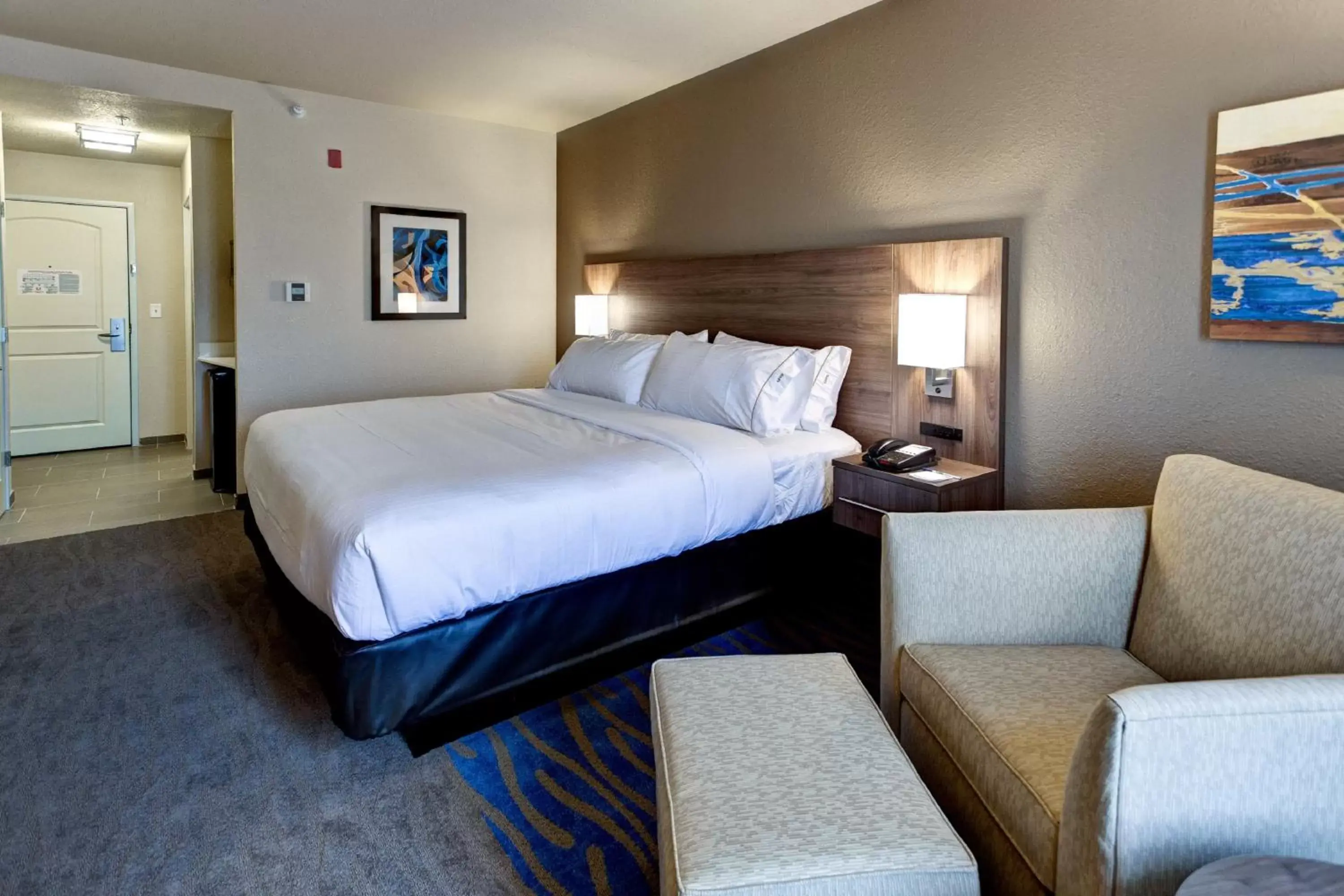 Photo of the whole room, Bed in Holiday Inn Express & Suites Manhattan, an IHG Hotel