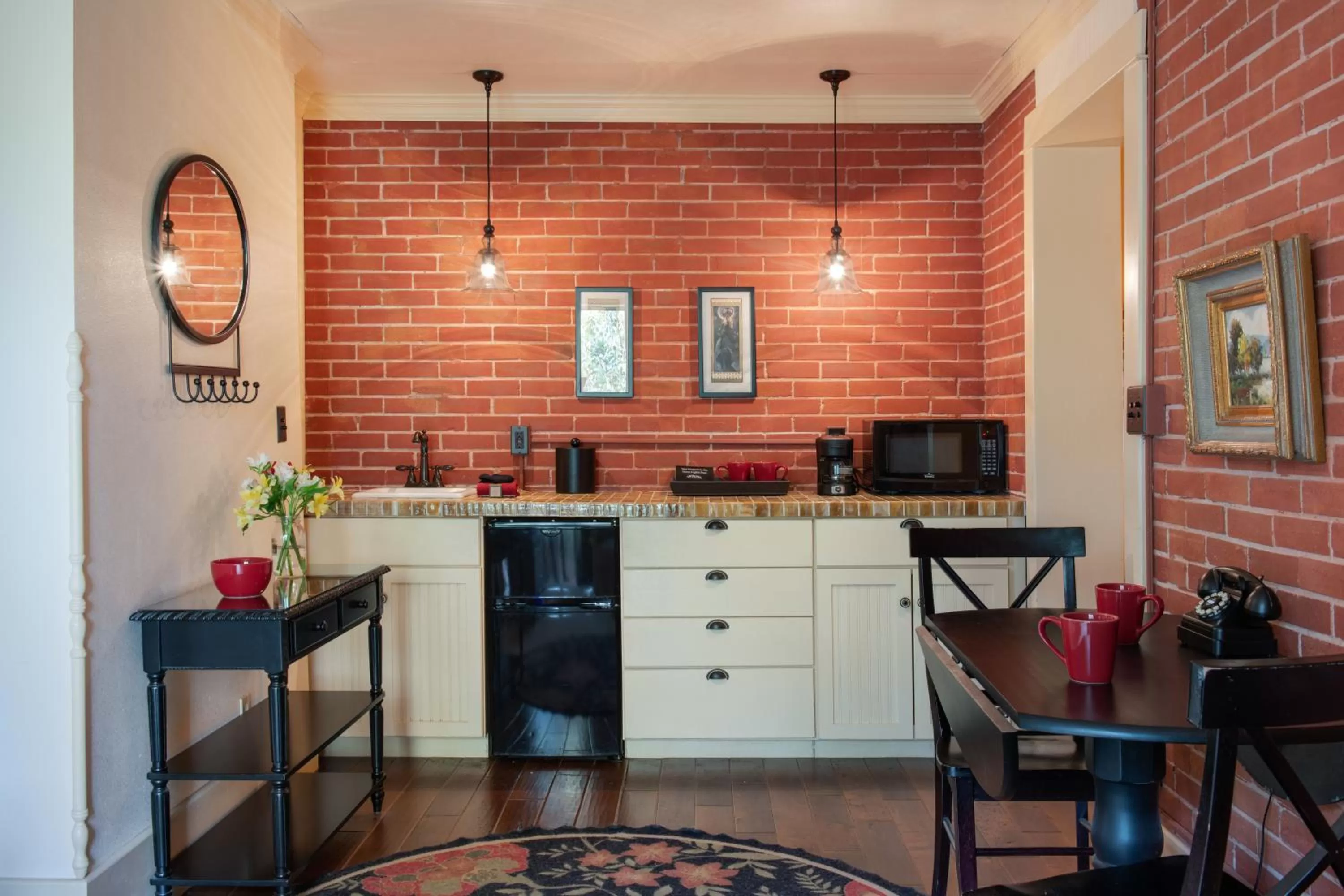 Coffee/tea facilities in Chamberlin Inn