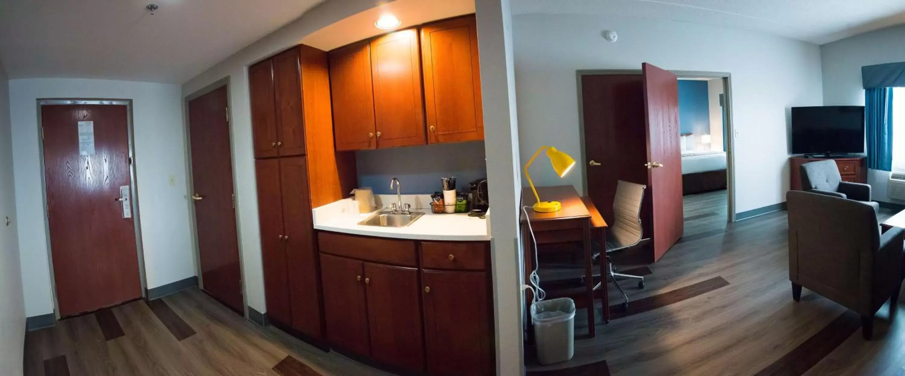 Photo of the whole room, Kitchen/Kitchenette in SureStay Plus by Best Western Louisville Airport Expo