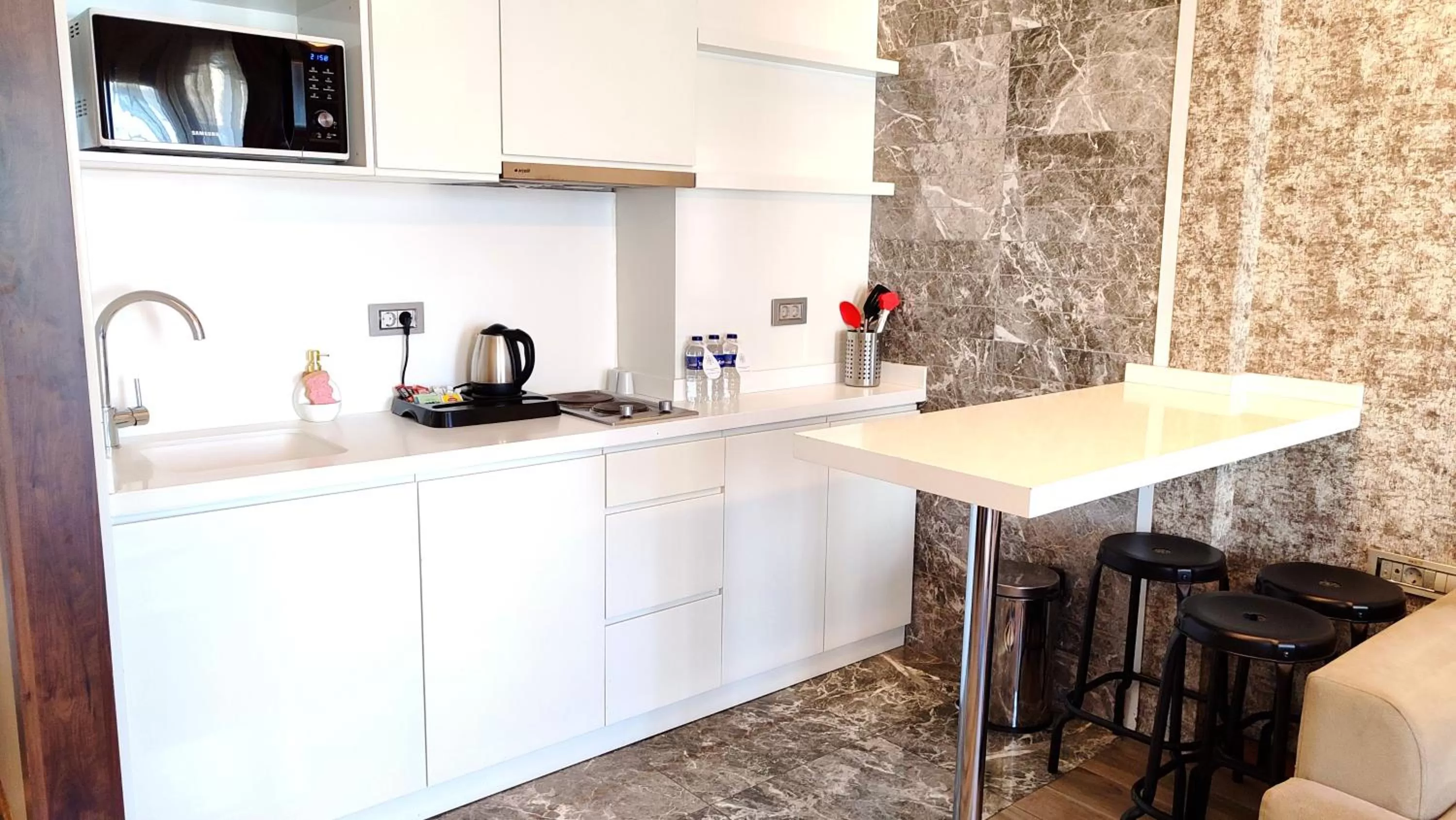 Kitchen or kitchenette in Old Port Hotel