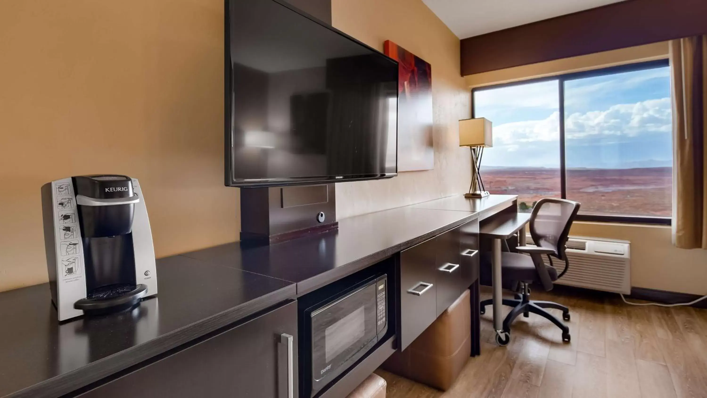 Bedroom, TV/Entertainment Center in Best Western View of Lake Powell Hotel