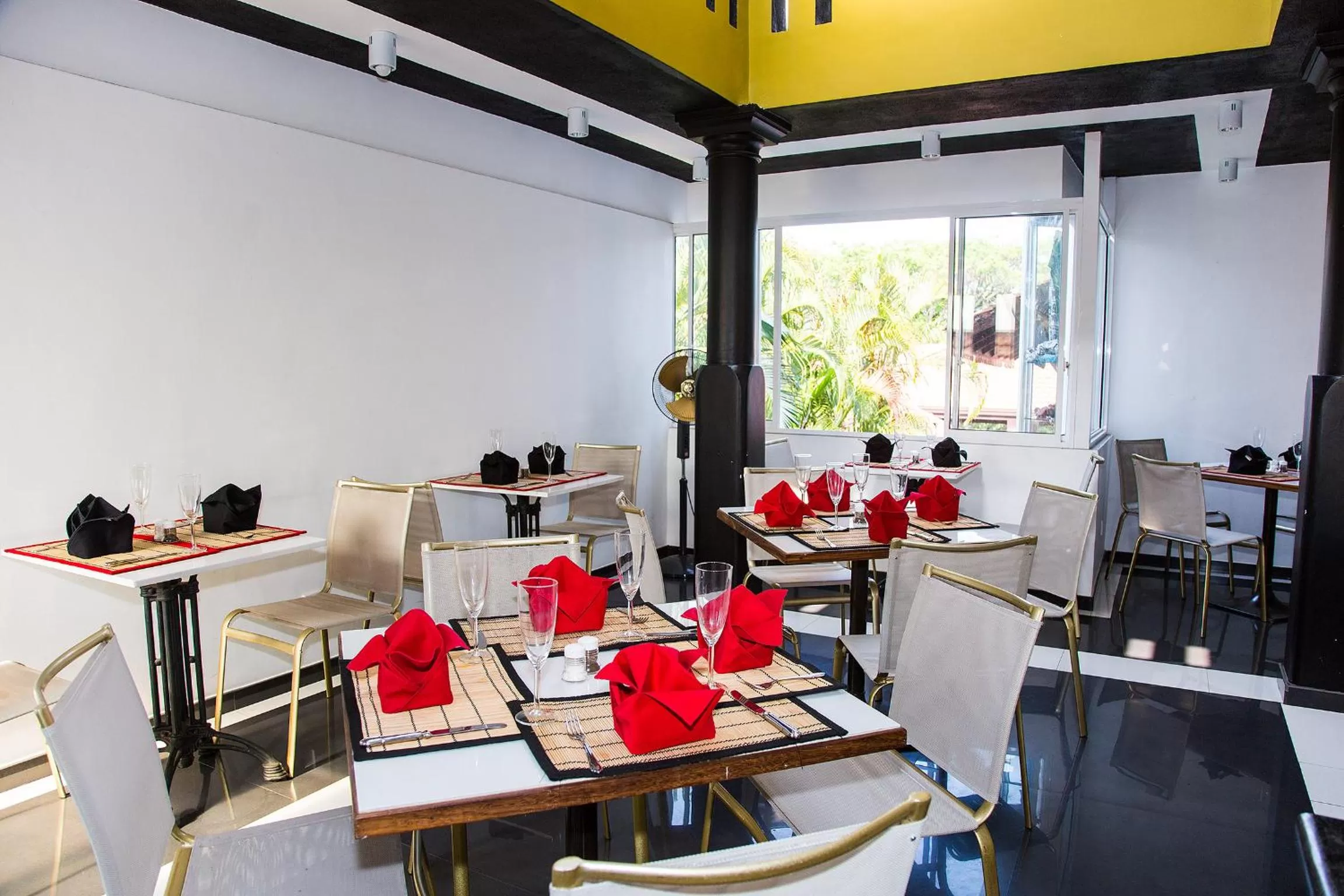 Restaurant/places to eat in Suriya Arana