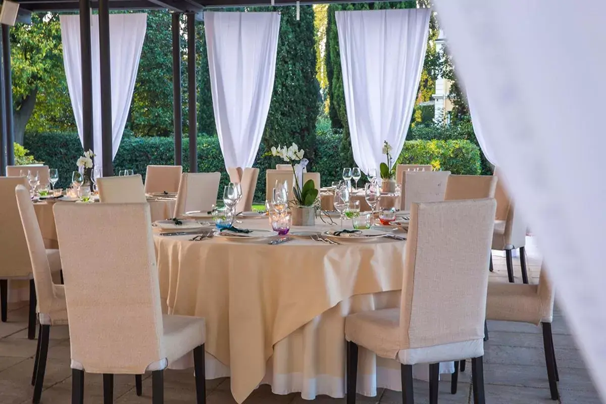 Business facilities, Restaurant/Places to Eat in Hotel Acquaviva Del Garda