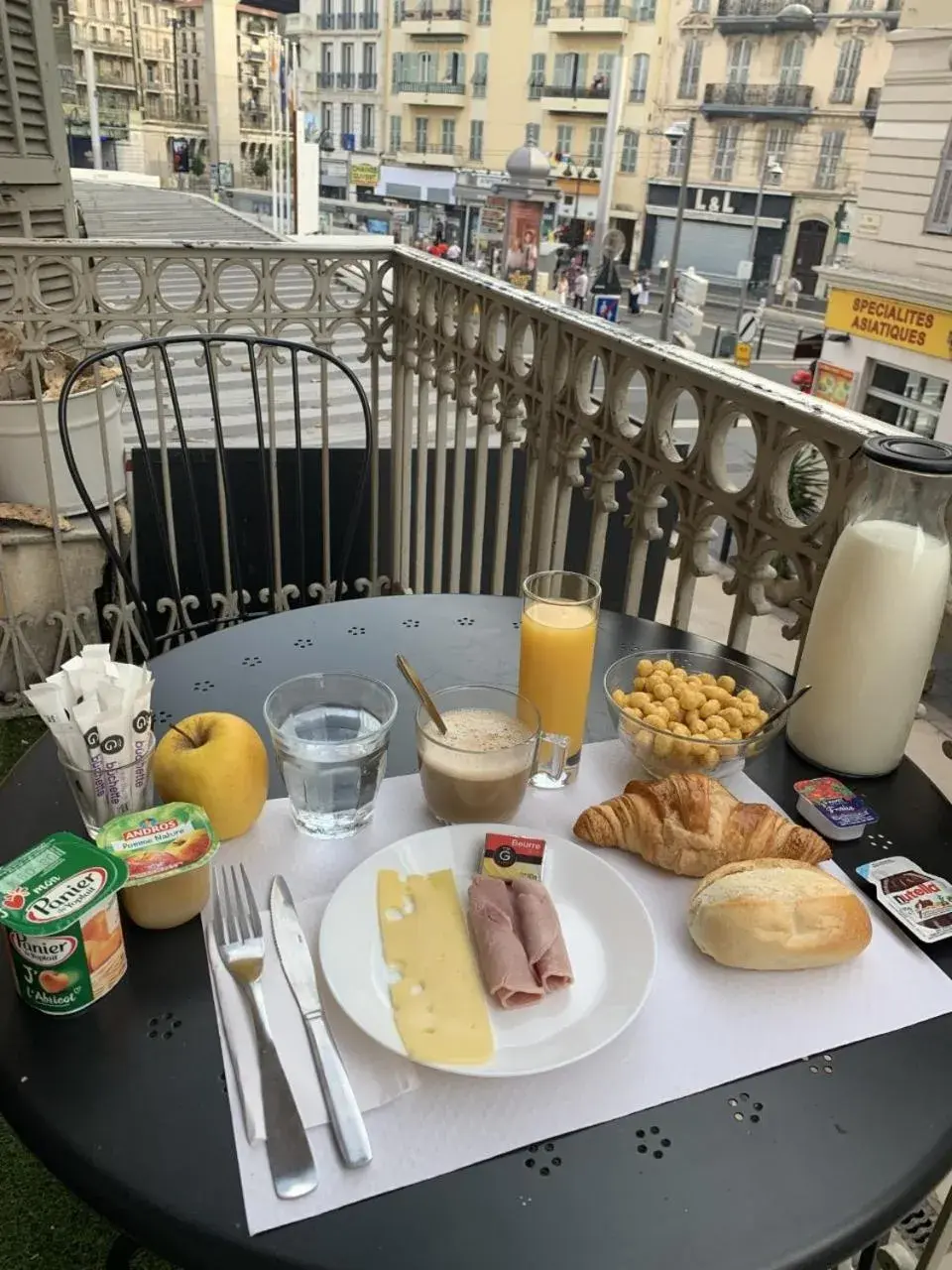 Breakfast in Hotel De Berne