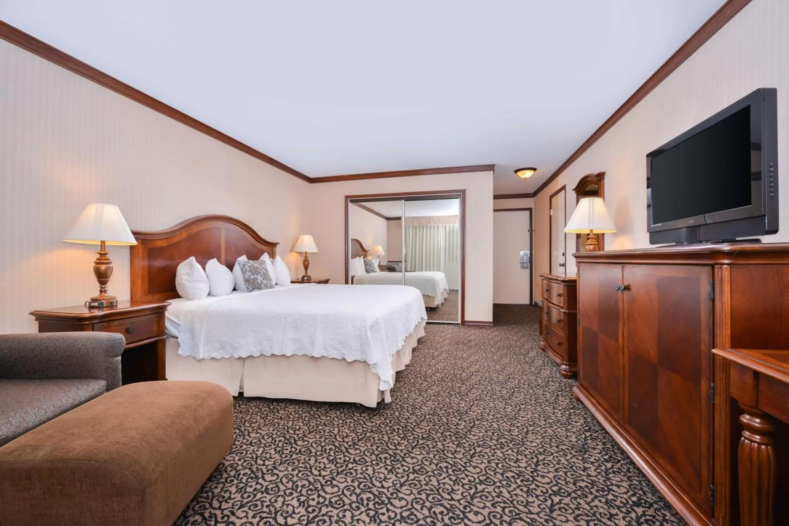 Photo of the whole room, Bed in Best Western Edgewater Resort