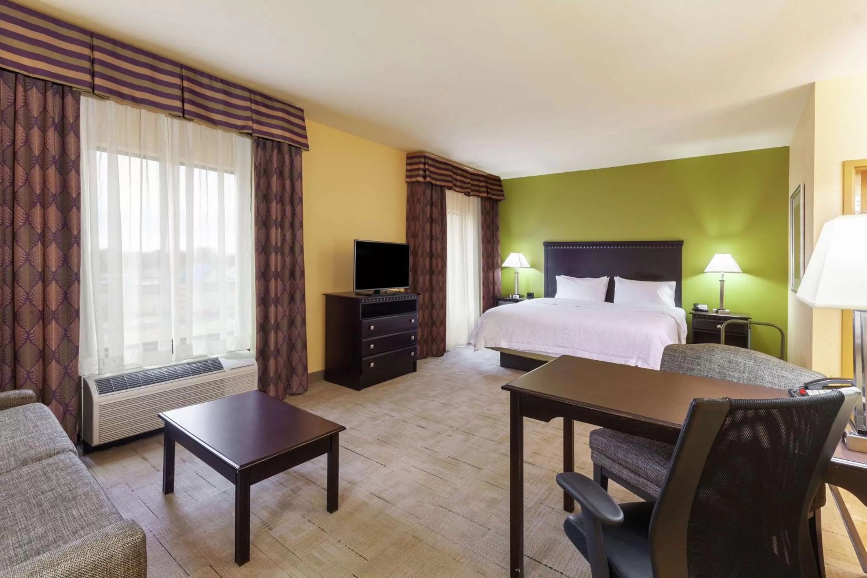 Bedroom, Bed in Hampton Inn & Suites Owasso