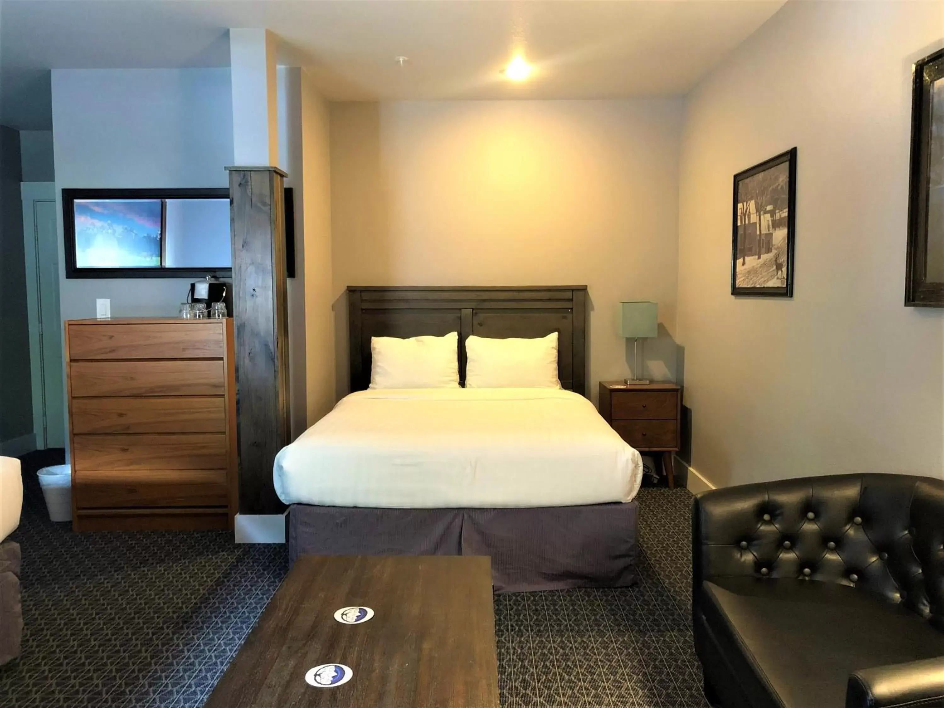 Deluxe King and Queen Room in Blue Elk Inn Deluxe King and Queen Room in Blue Elk Inn