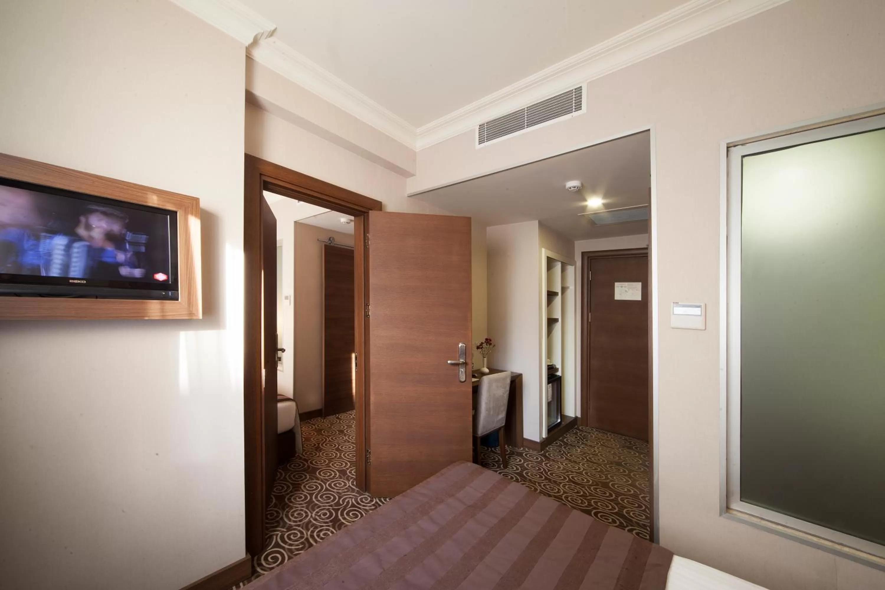 Communal lounge/ TV room, Bed in Delta Hotel Istanbul & Old City