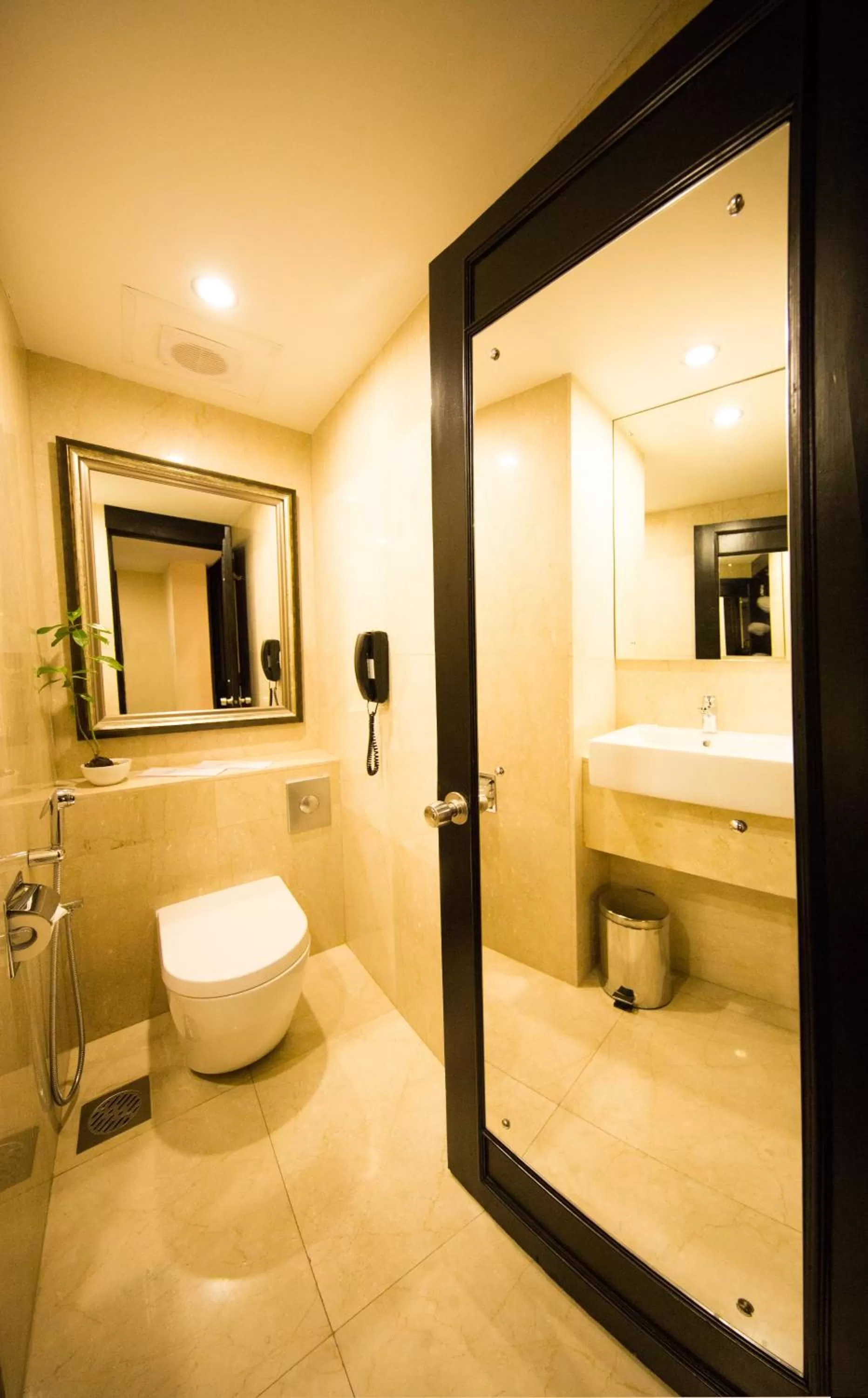 Toilet in Ramada Colombo