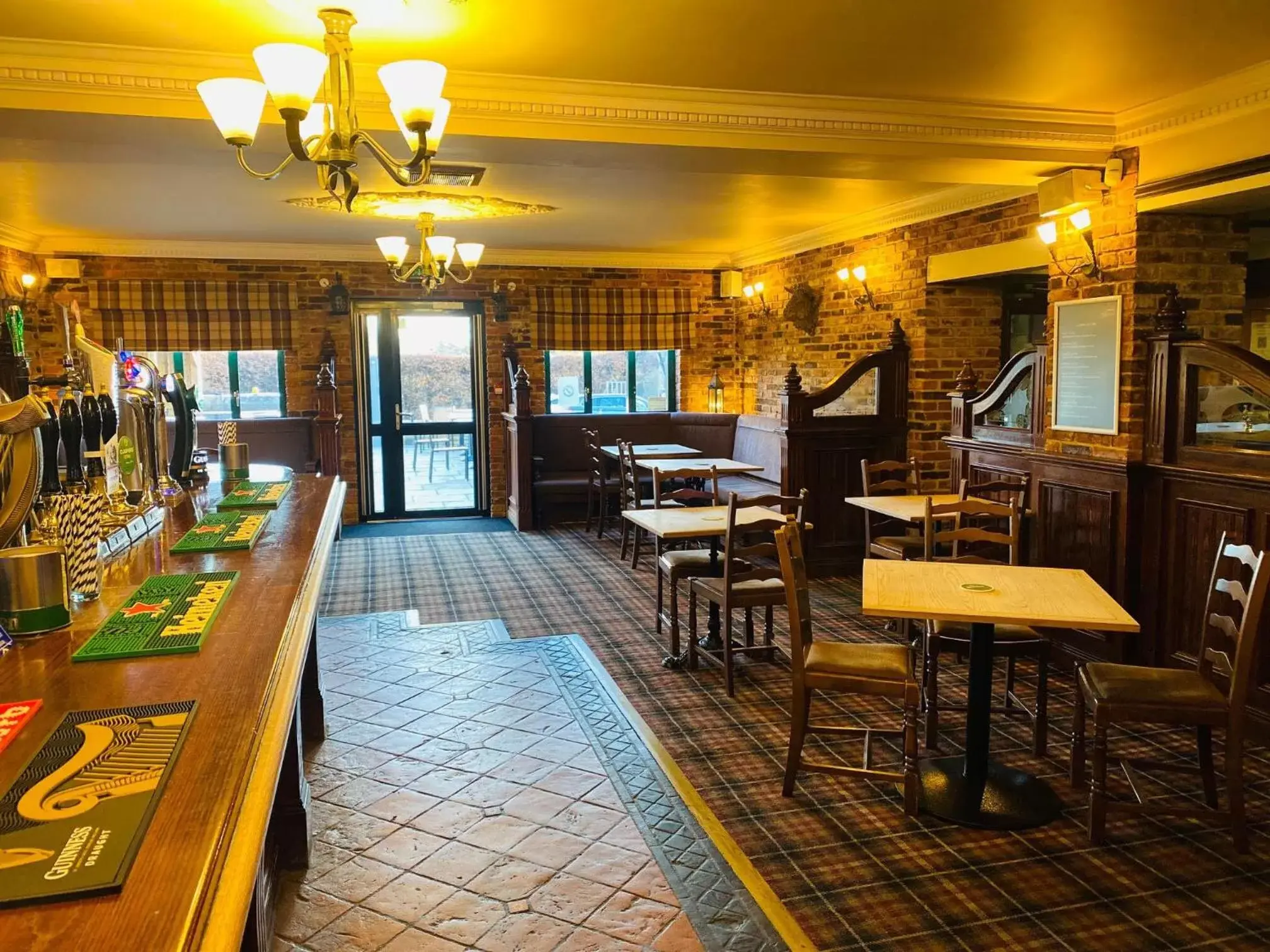 Lounge or bar, Restaurant/Places to Eat in The Oaks Hotel