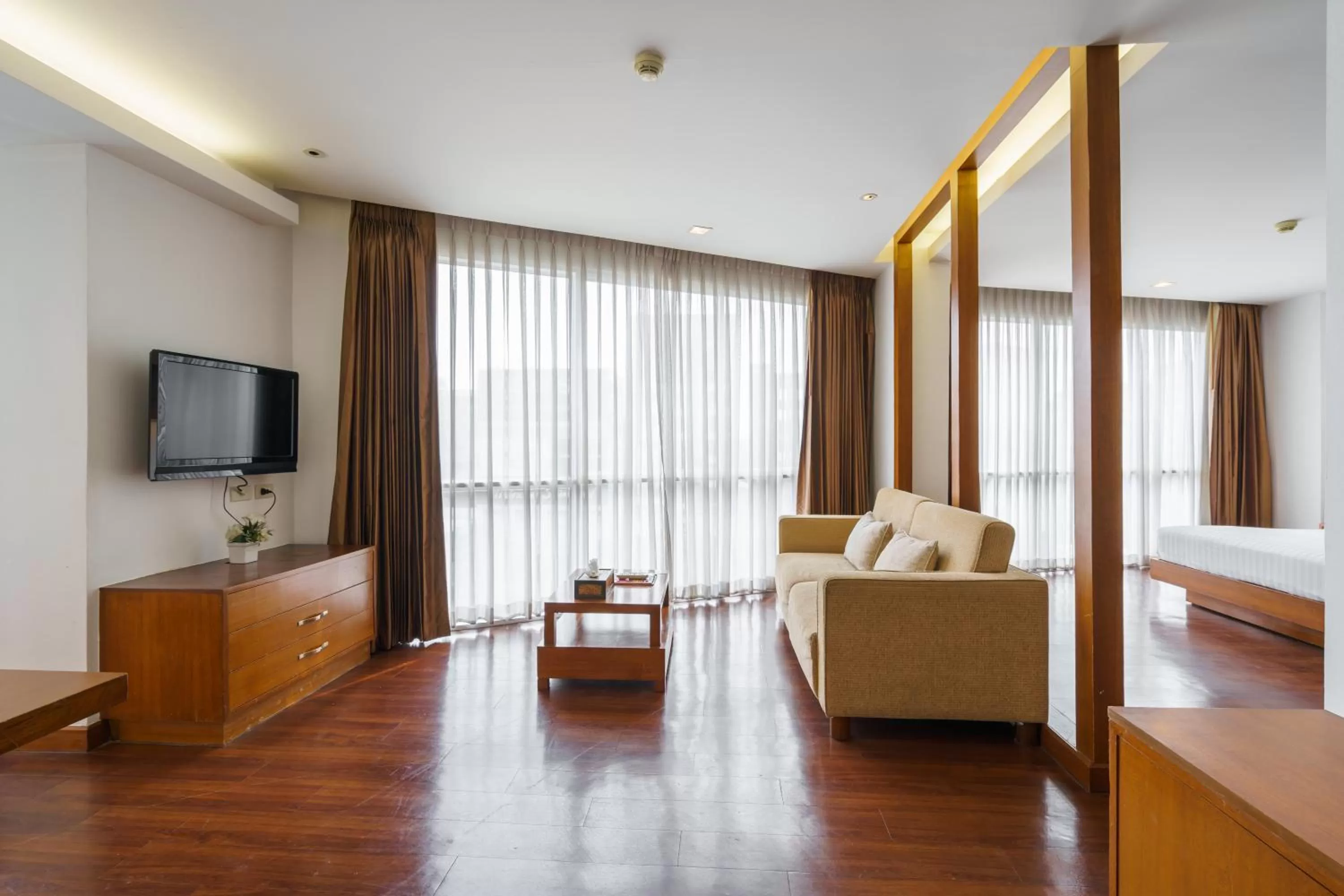 Photo of the whole room, Bed in Lantana Resort Hotel Bangkok