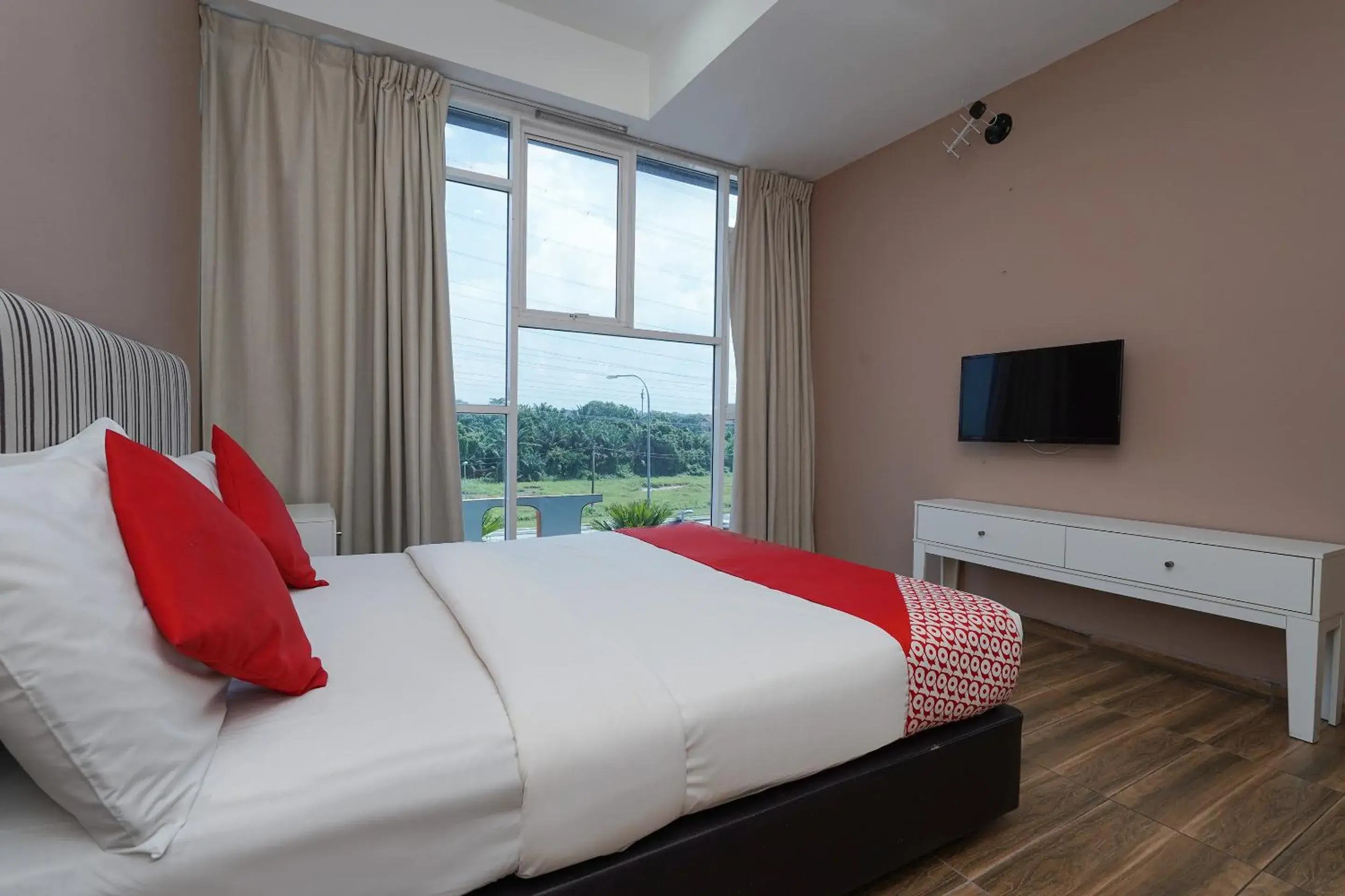 Photo of the whole room, Bed in OYO 90100 Bangi Gateway Hotel