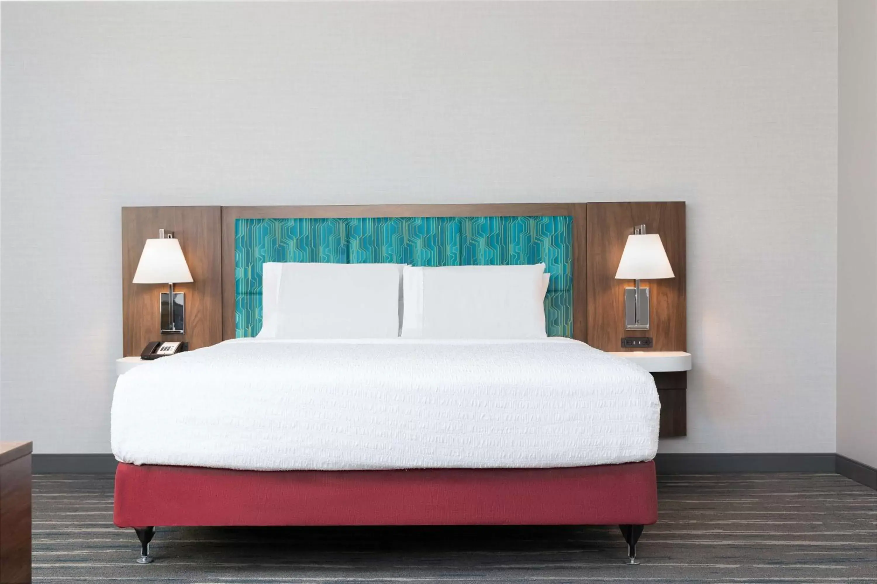 Bed in Hampton Inn & Suites Santa Rosa Sonoma Wine Country