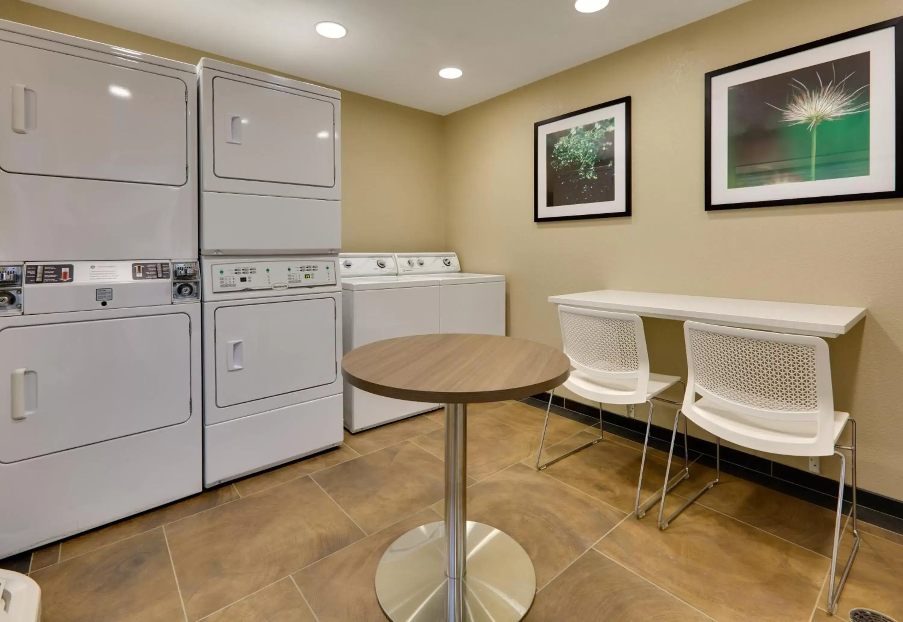 Other, Kitchen/Kitchenette in Candlewood Suites Salina, an IHG Hotel