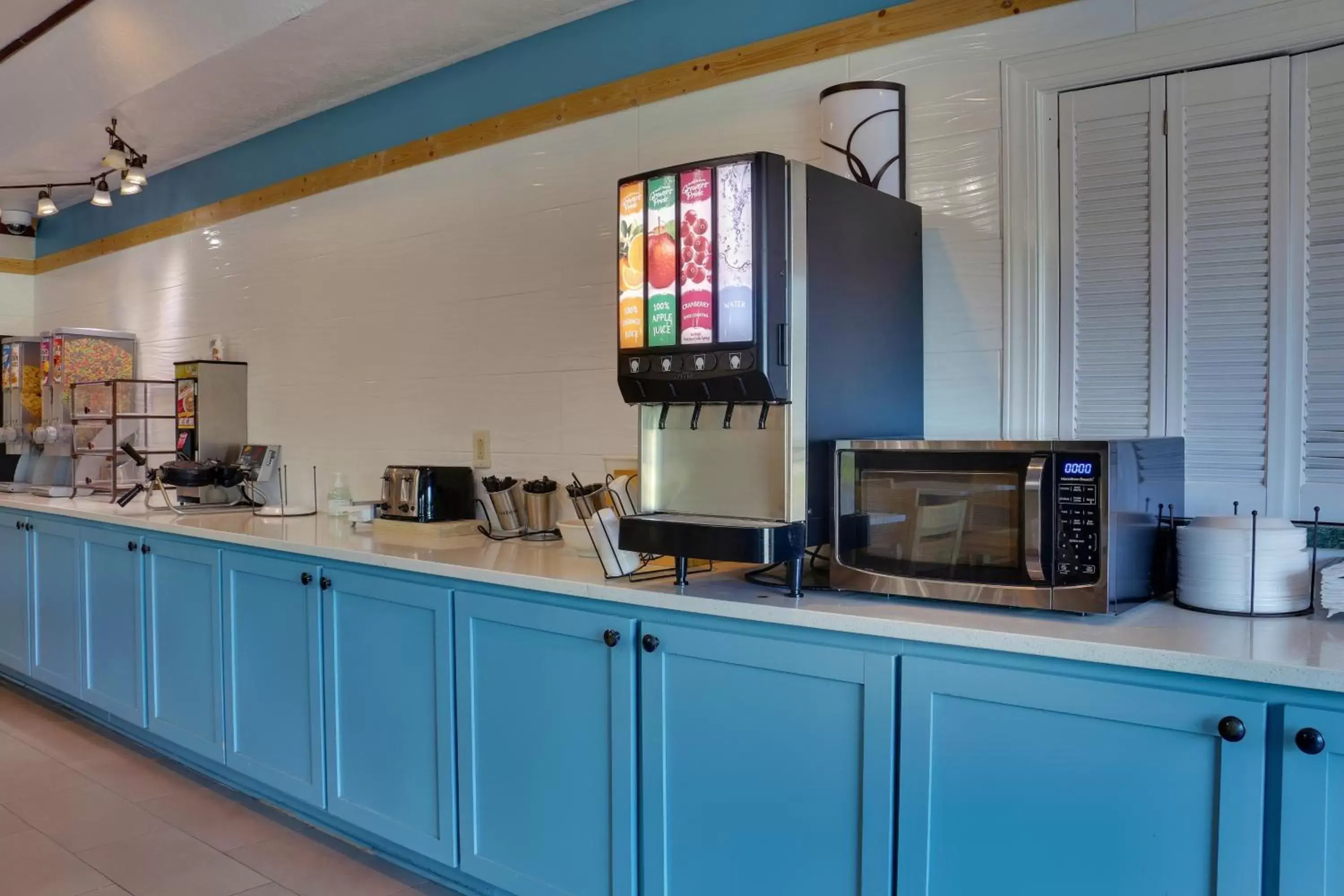 Coffee/tea facilities, Kitchen/Kitchenette in Country Inn & Suites by Radisson, Savannah Gateway, GA