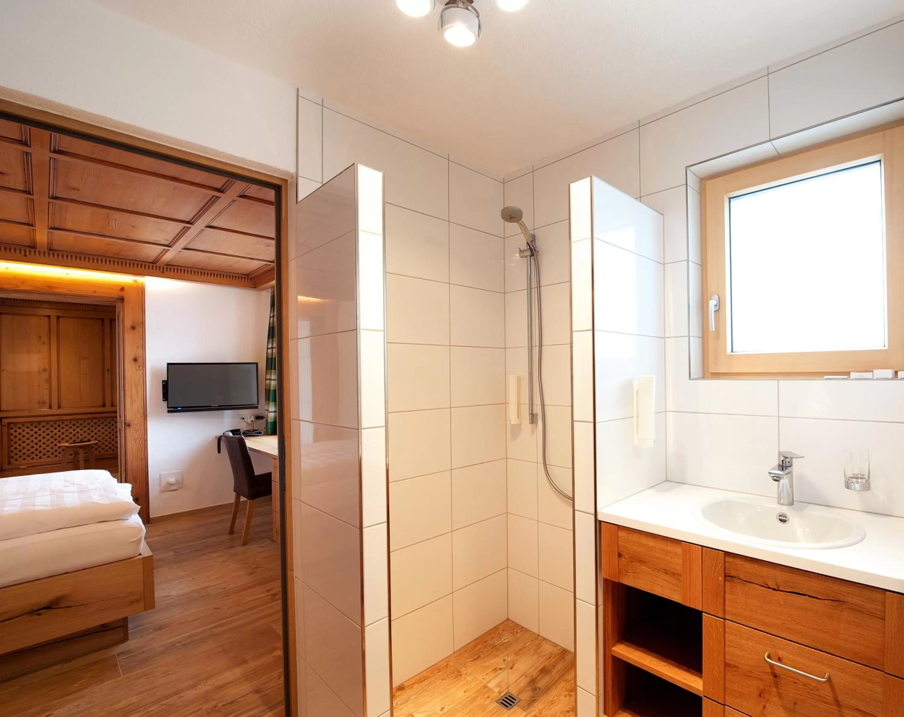 Shower, Bed in Hotel St Hubertus