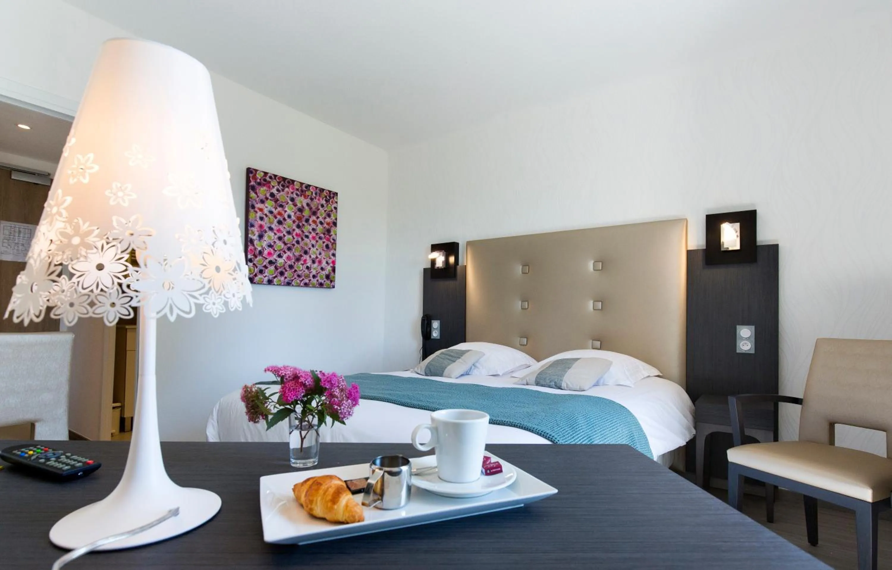 Bed in Logis Hotel Restaurant Spa Beau Site