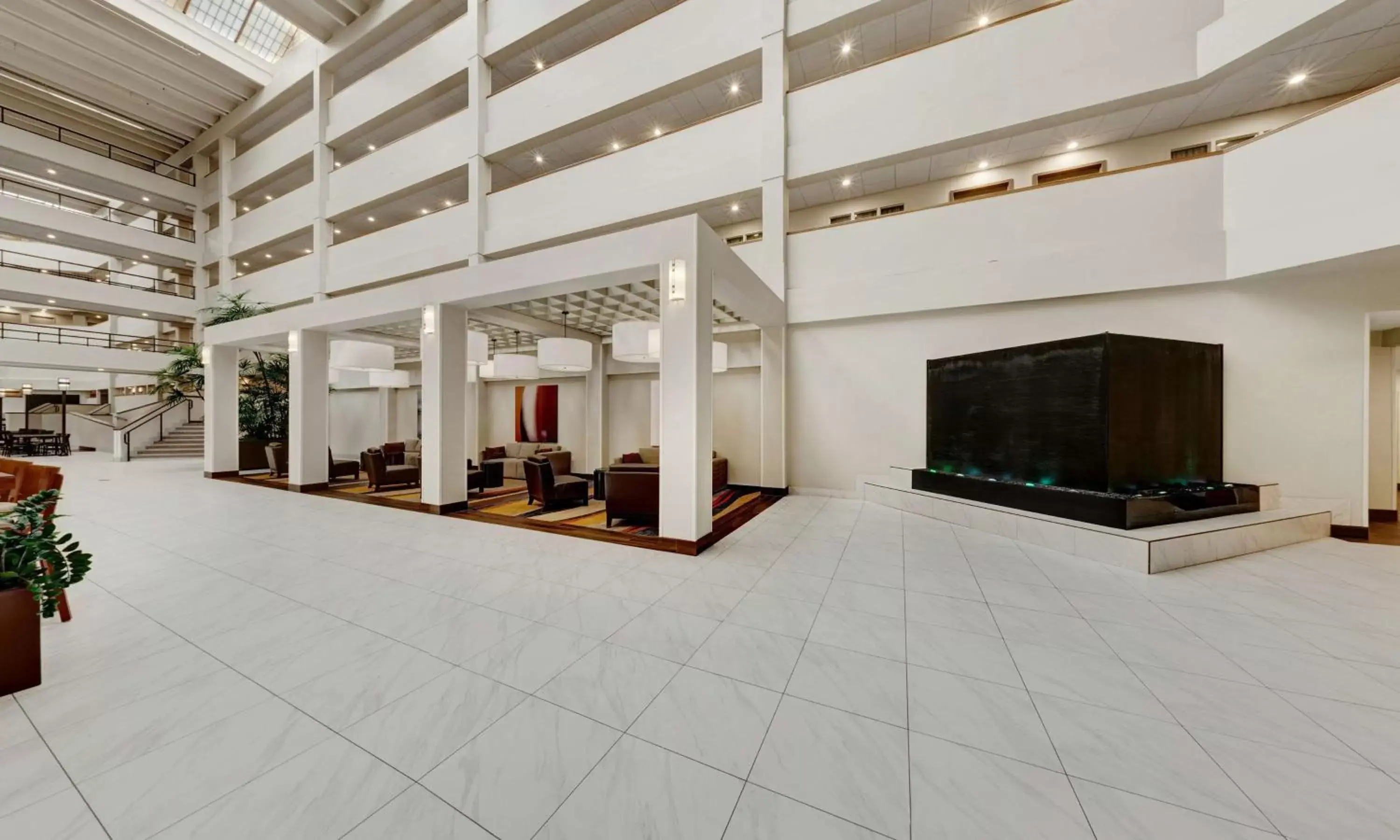 Lobby or reception, TV/Entertainment Center in Embassy Suites by Hilton Milwaukee Brookfield