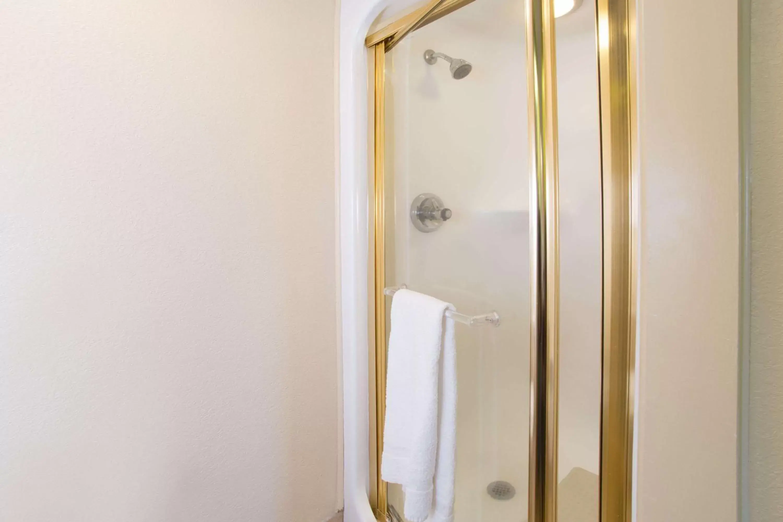 Shower, Bathroom in Travelodge by Wyndham Fort Myers Airport