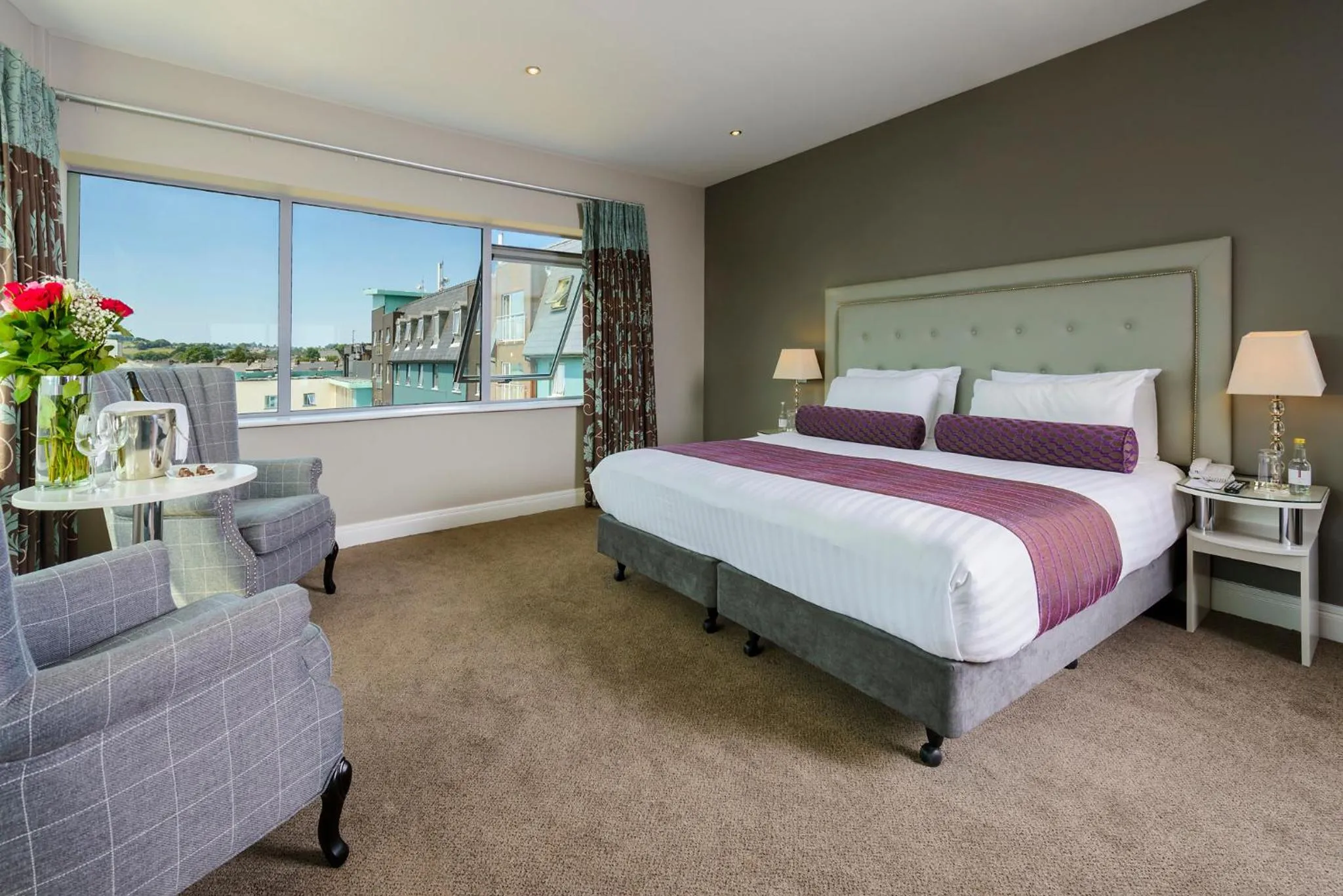 City view, Bed in Scott's Hotel