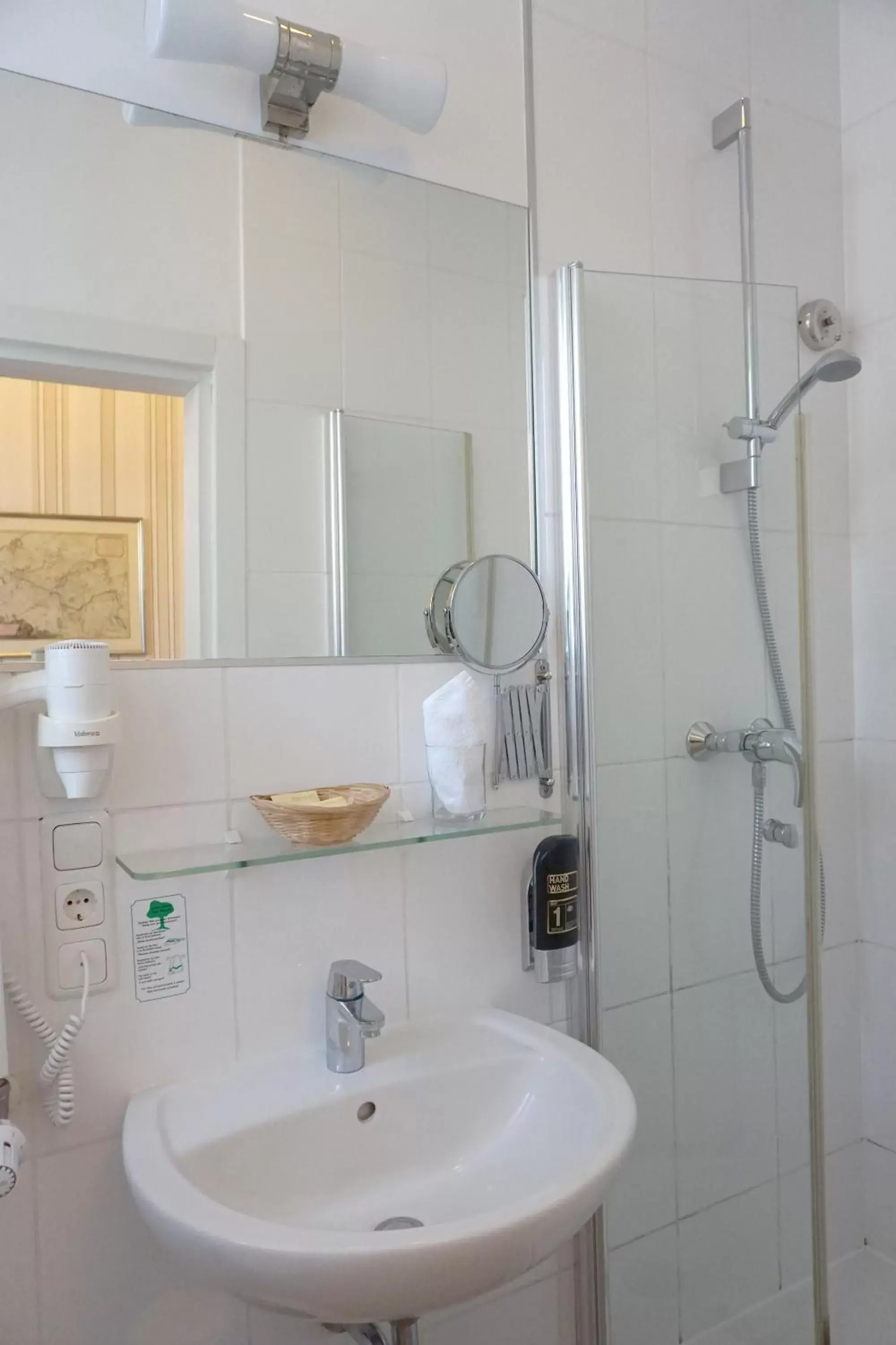 Shower, Bathroom in Hotel Am Schloss Biebrich