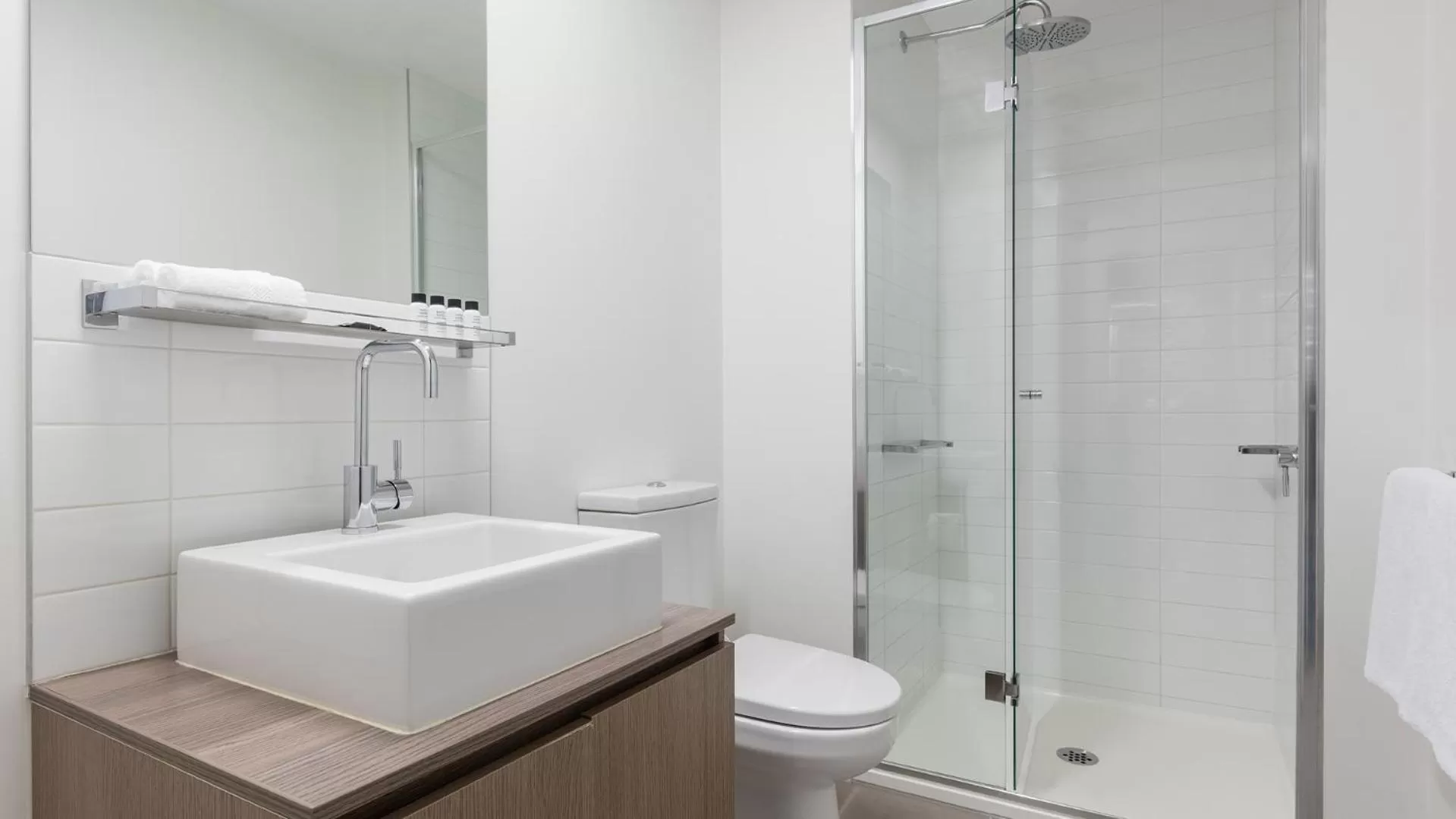 Toilet in Oaks Melbourne on William Suites