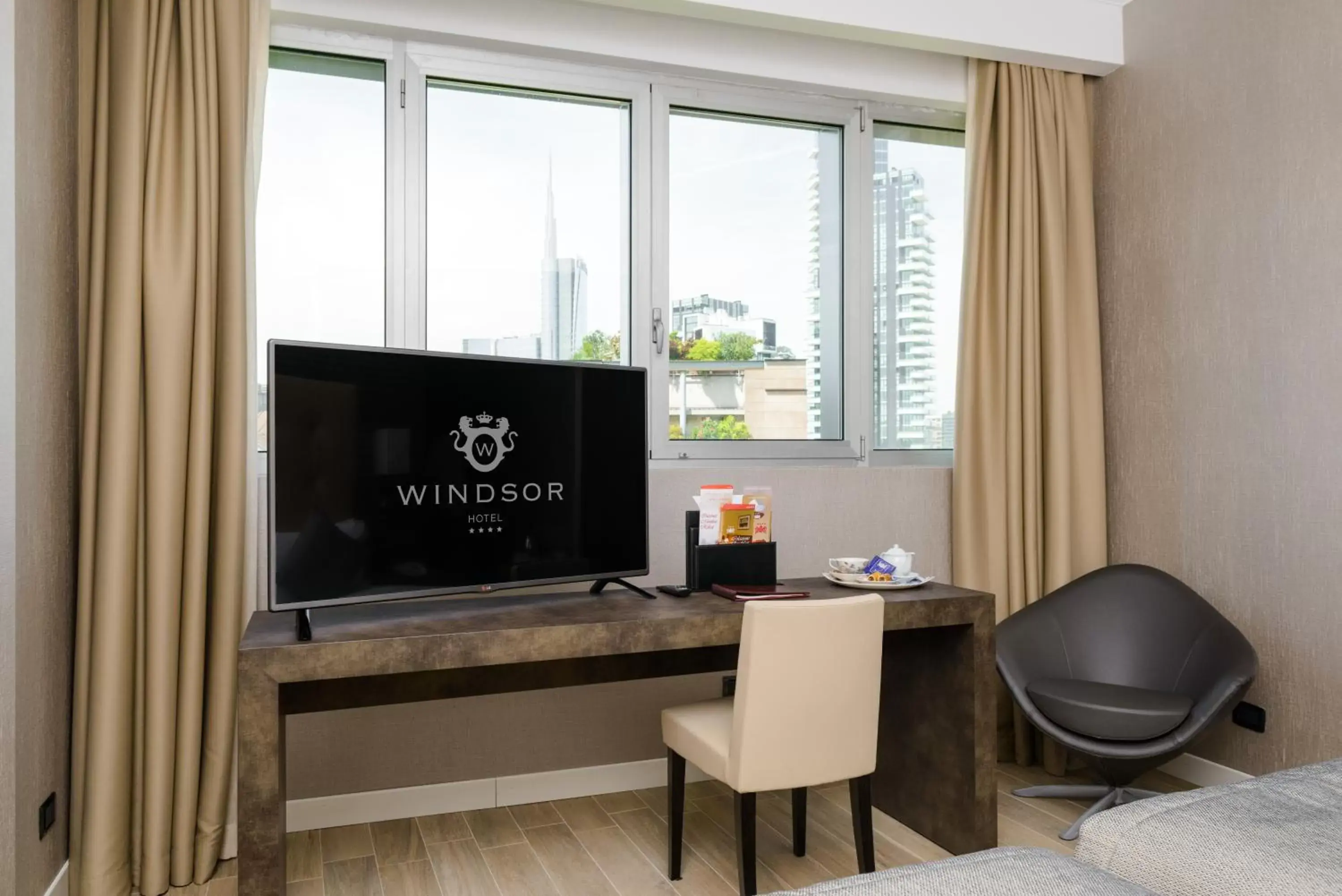 Bedroom, TV/Entertainment Center in Windsor Hotel Milano