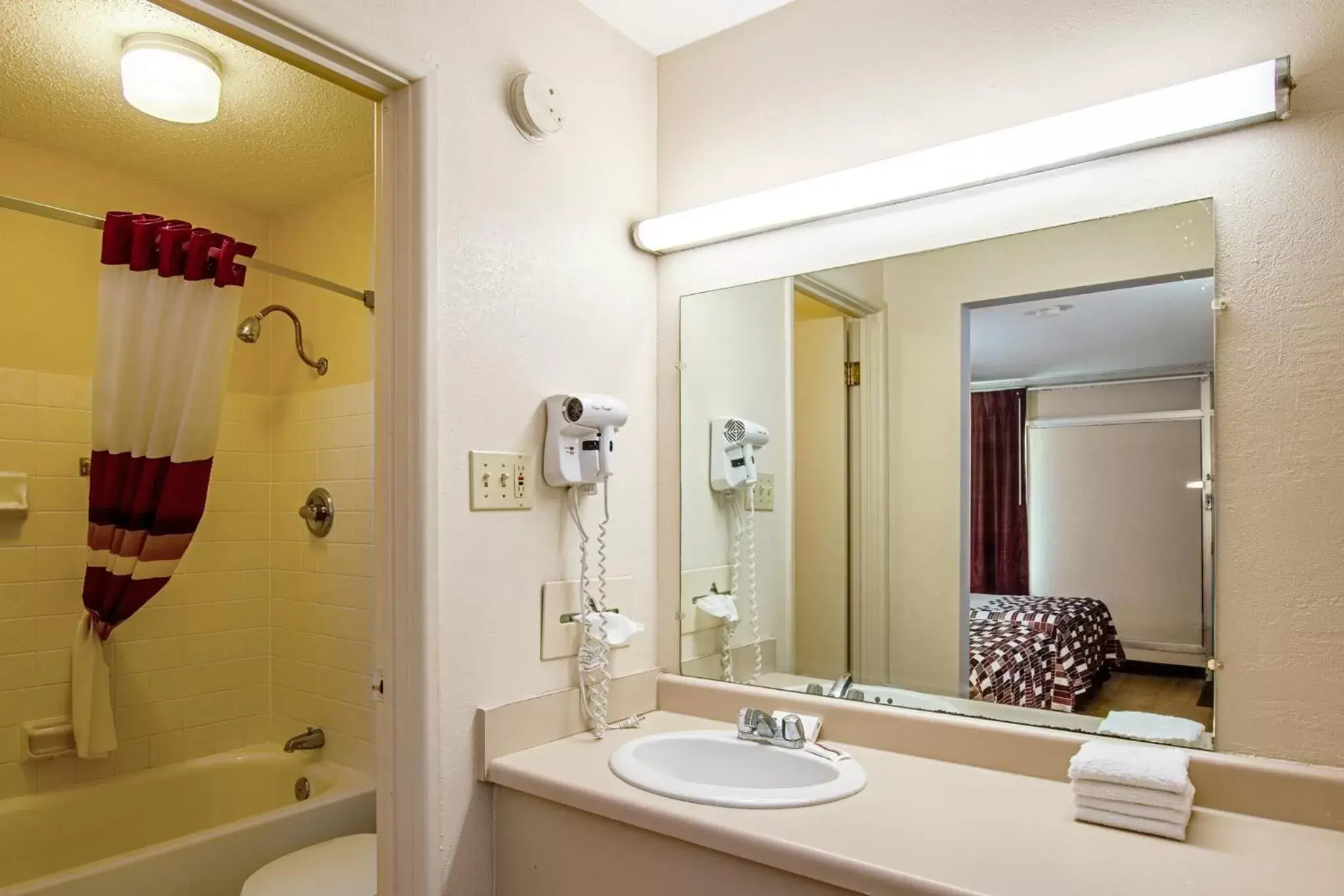 Photo of the whole room, Bathroom in Red Roof Inn Battle Creek